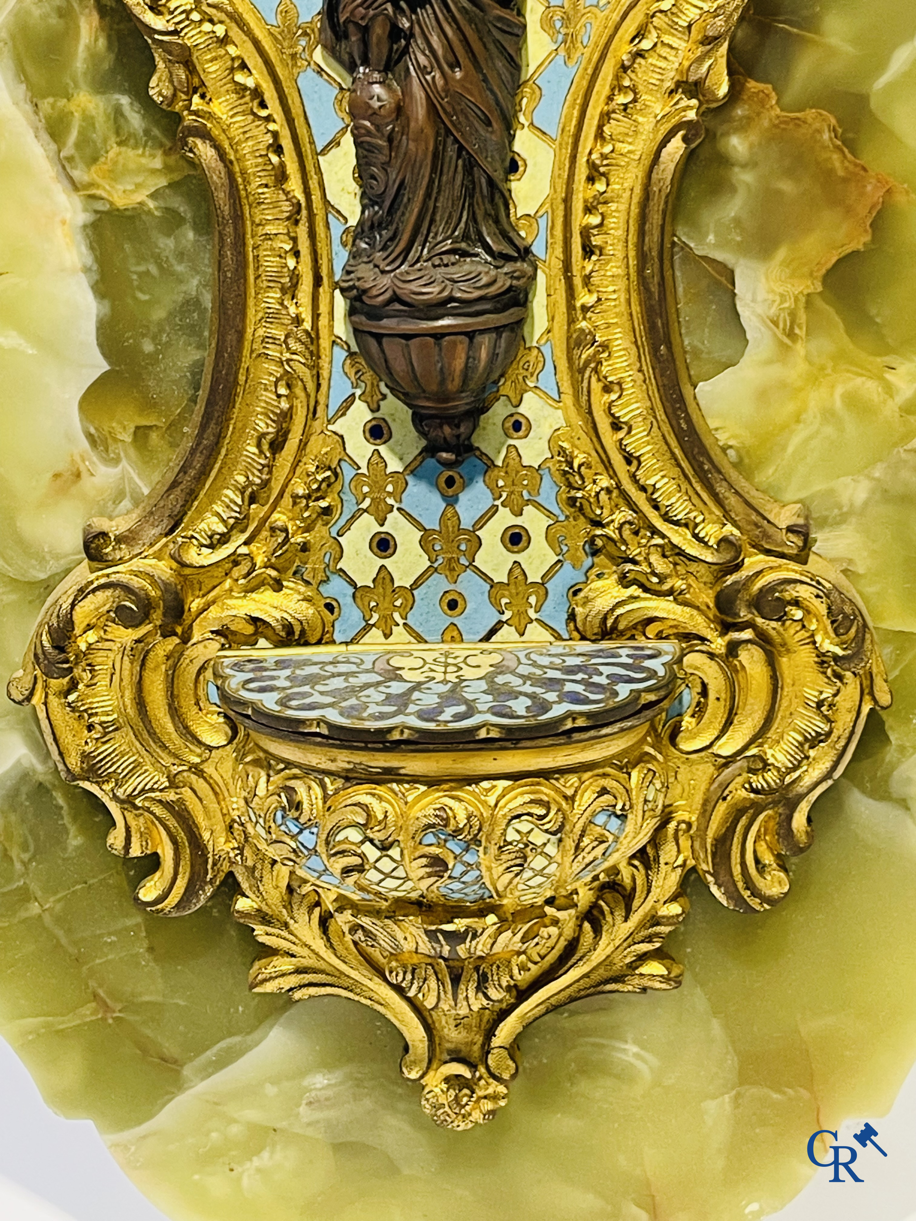 Religieuze objecten, 2 wijwatervaten in brons en cloisonné en een albast beeld van het heilig hart. 19e eeuw.