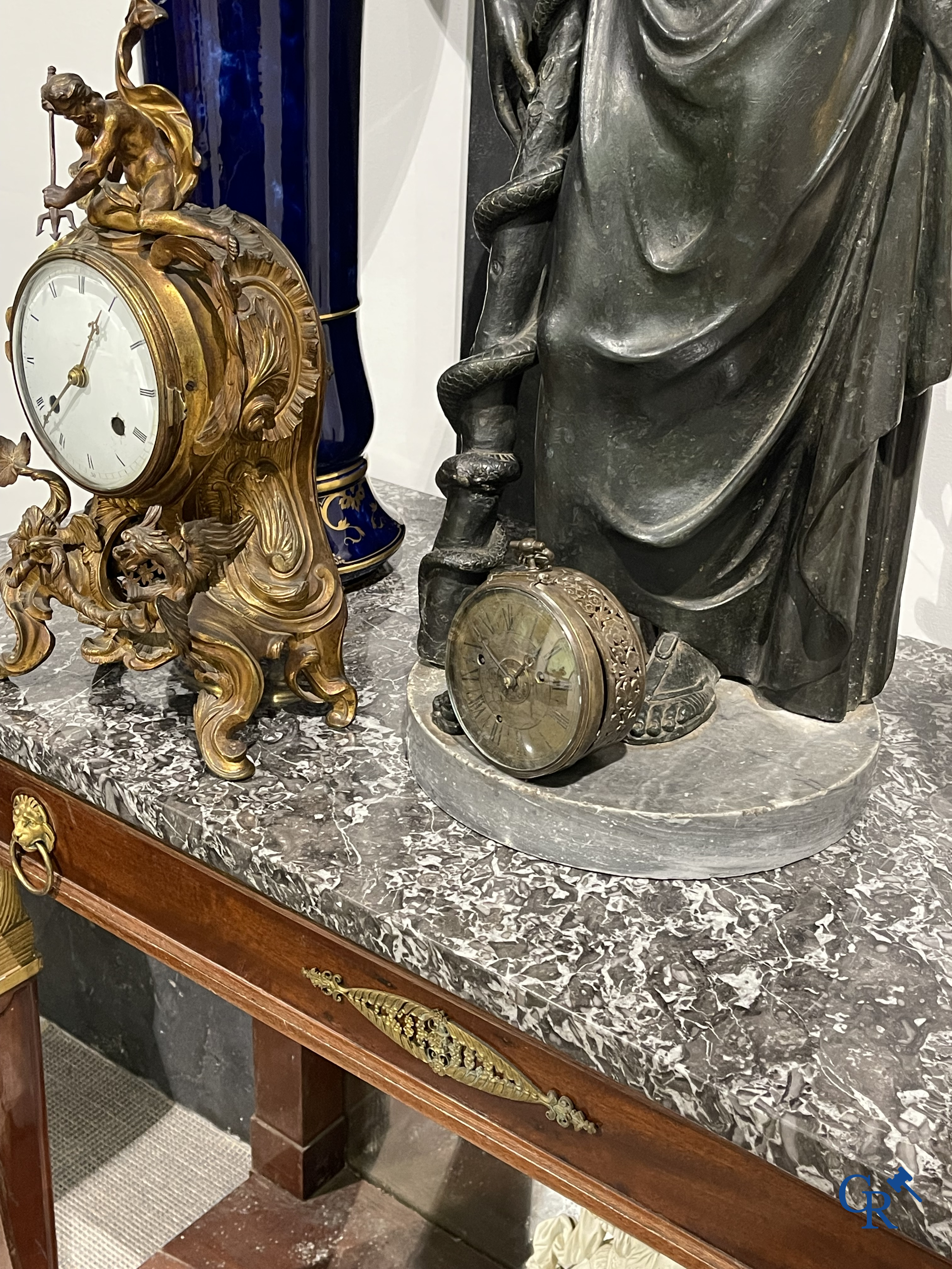 Horlogerie. Montre de carosse. Grande montre de carosse avec boîtier gravé et perforé. France XVIIe siècle.