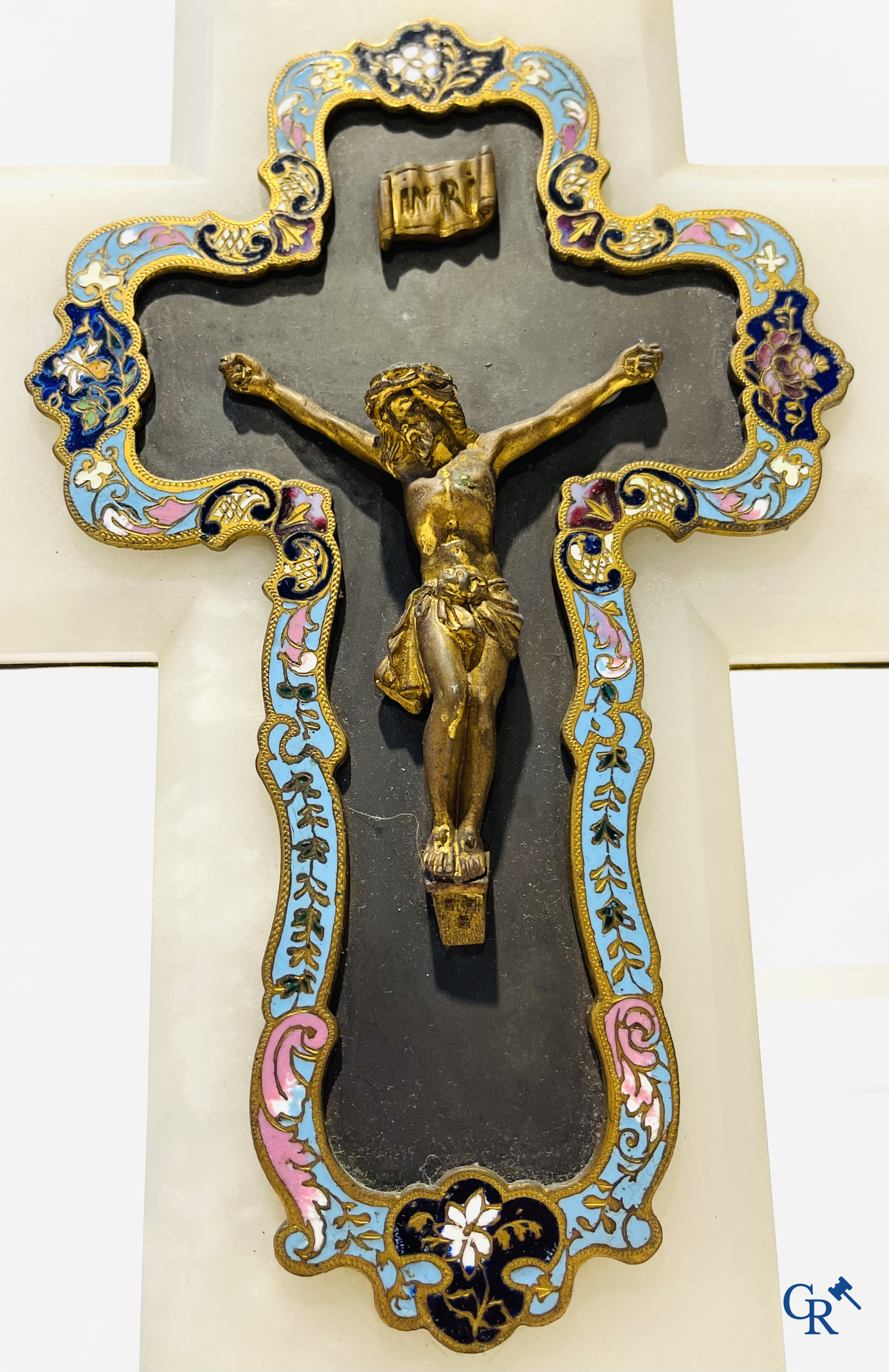 Religieuze objecten, 2 wijwatervaten in brons en cloisonné en een albast beeld van het heilig hart. 19e eeuw.