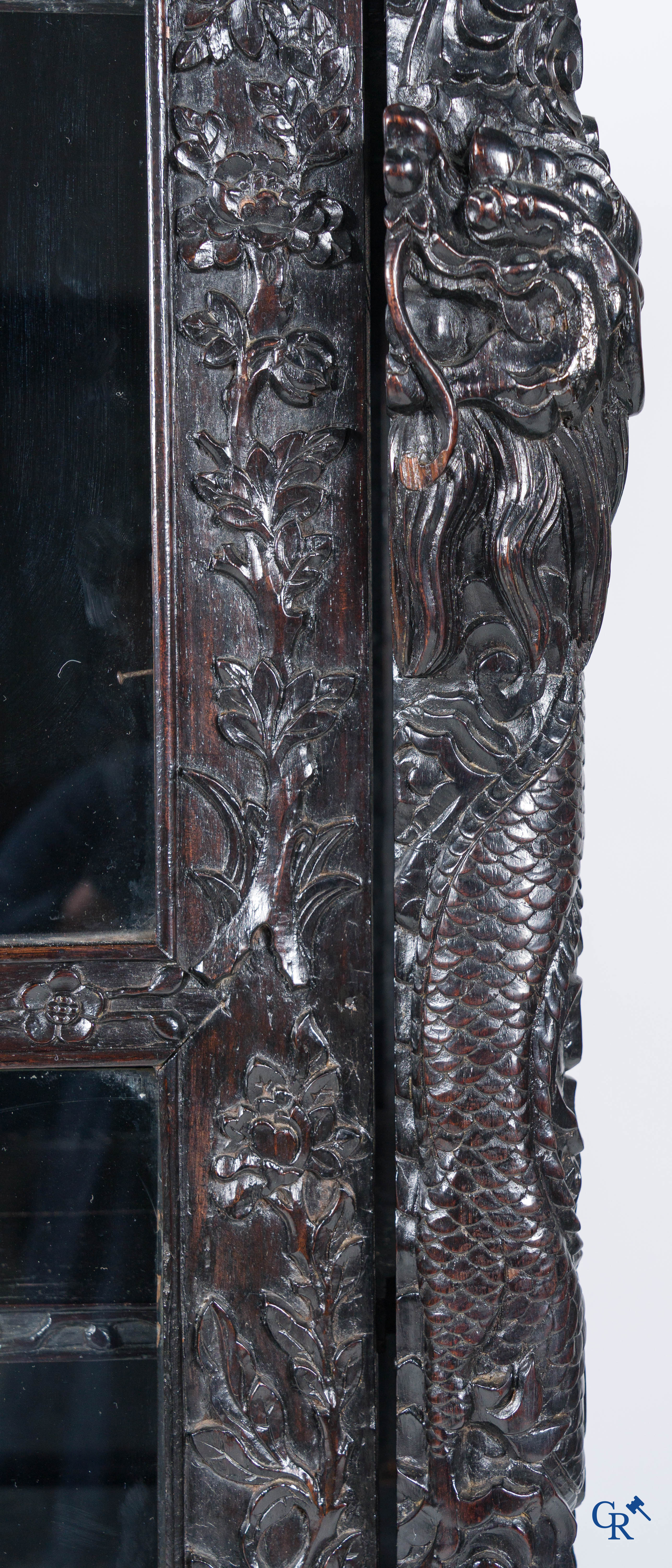 Asian Art, a 2-door display cabinet in finely carved Chinese hardwood. 19th century.
