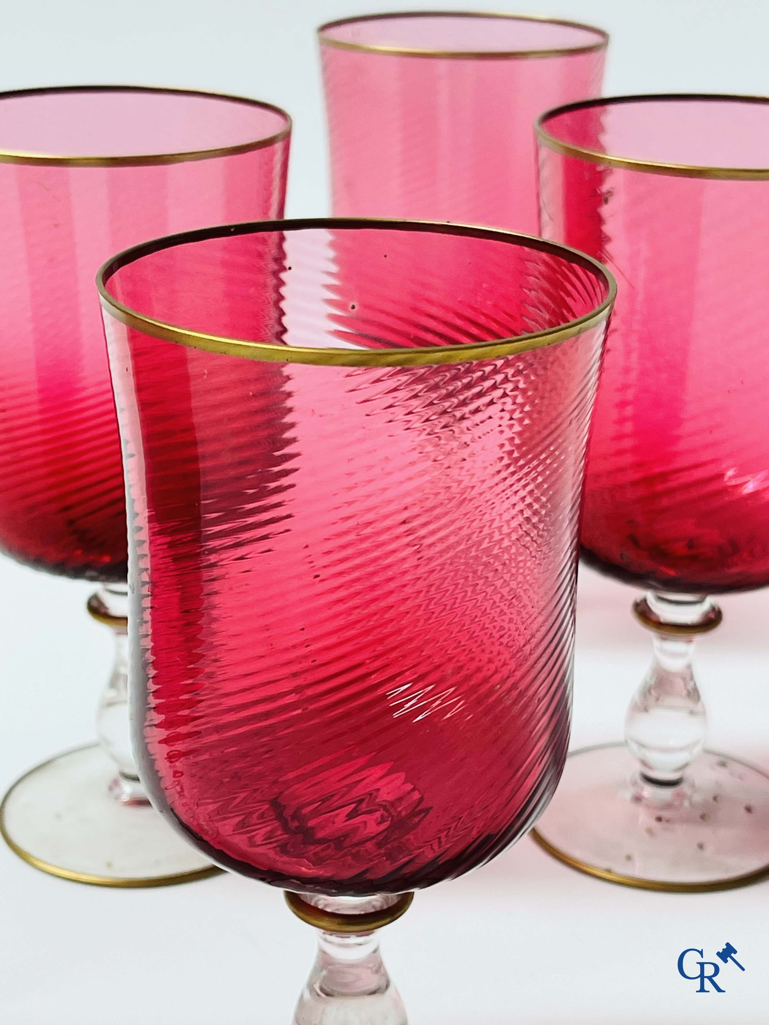 Een uitgebreid servies in rood geslepen kristal, hoogstwaarschijnlijk Val Saint Lambert.