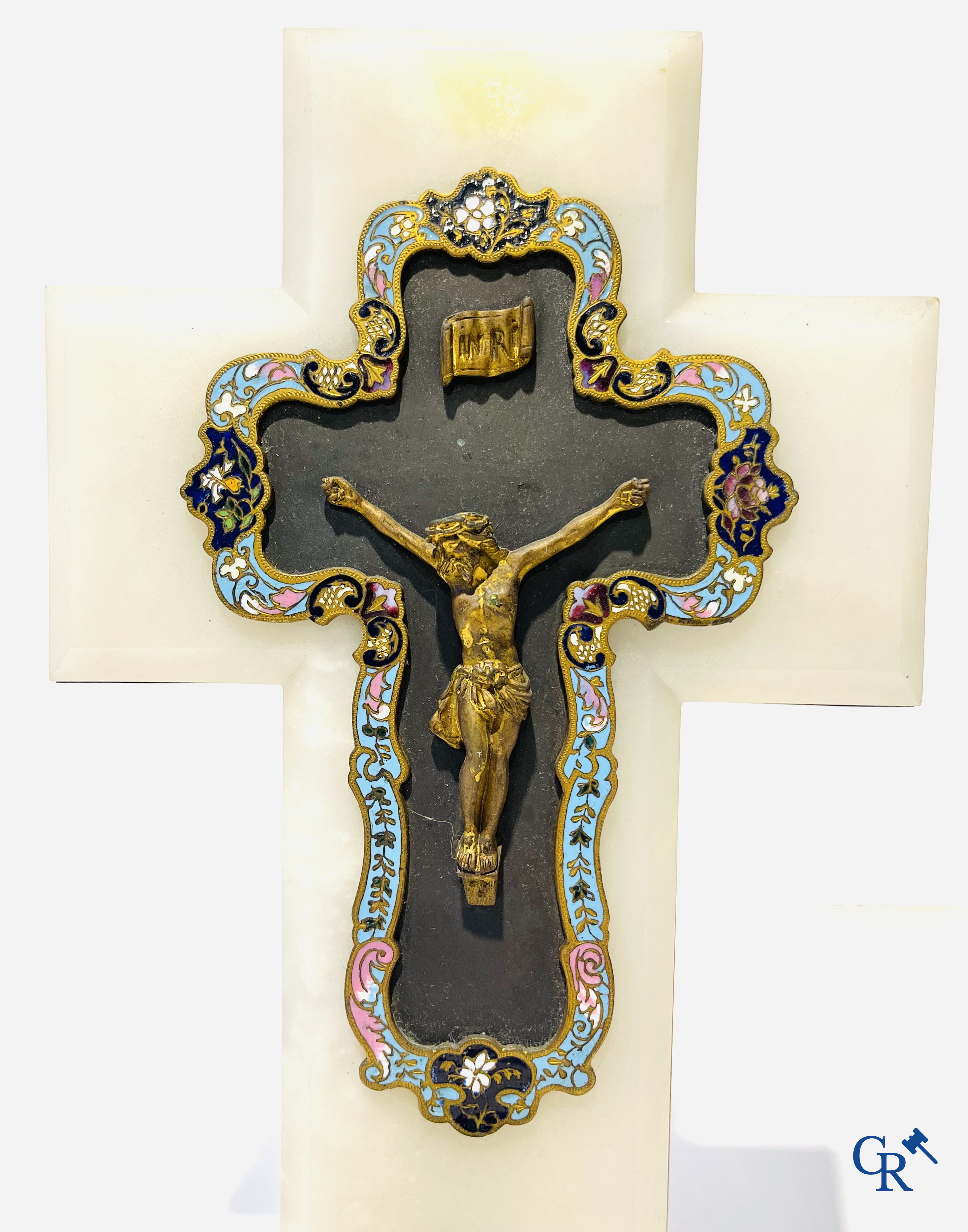 Religieuze objecten, 2 wijwatervaten in brons en cloisonné en een albast beeld van het heilig hart. 19e eeuw.