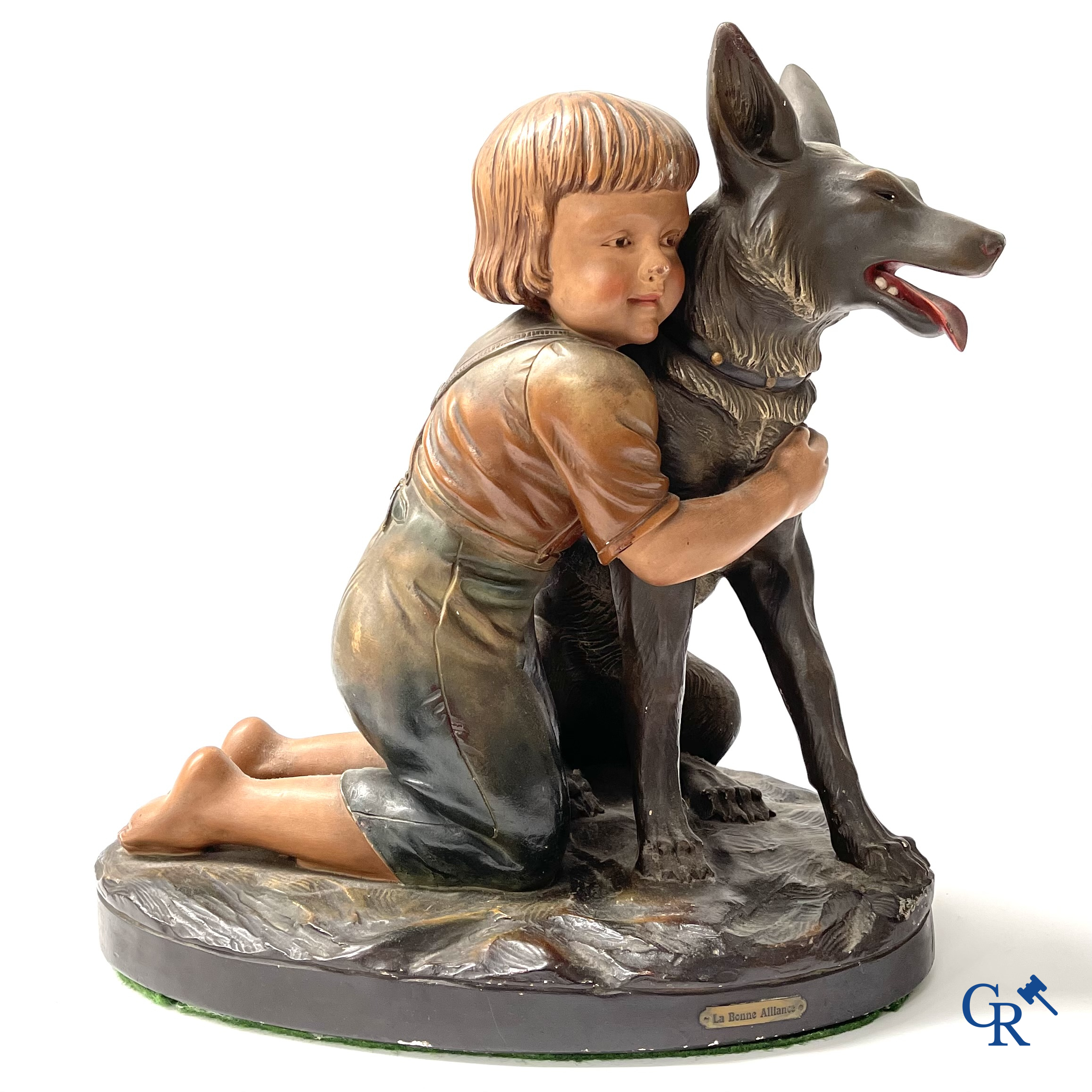 Plaaster beeld, jongen met hond en een plaaster lamp.