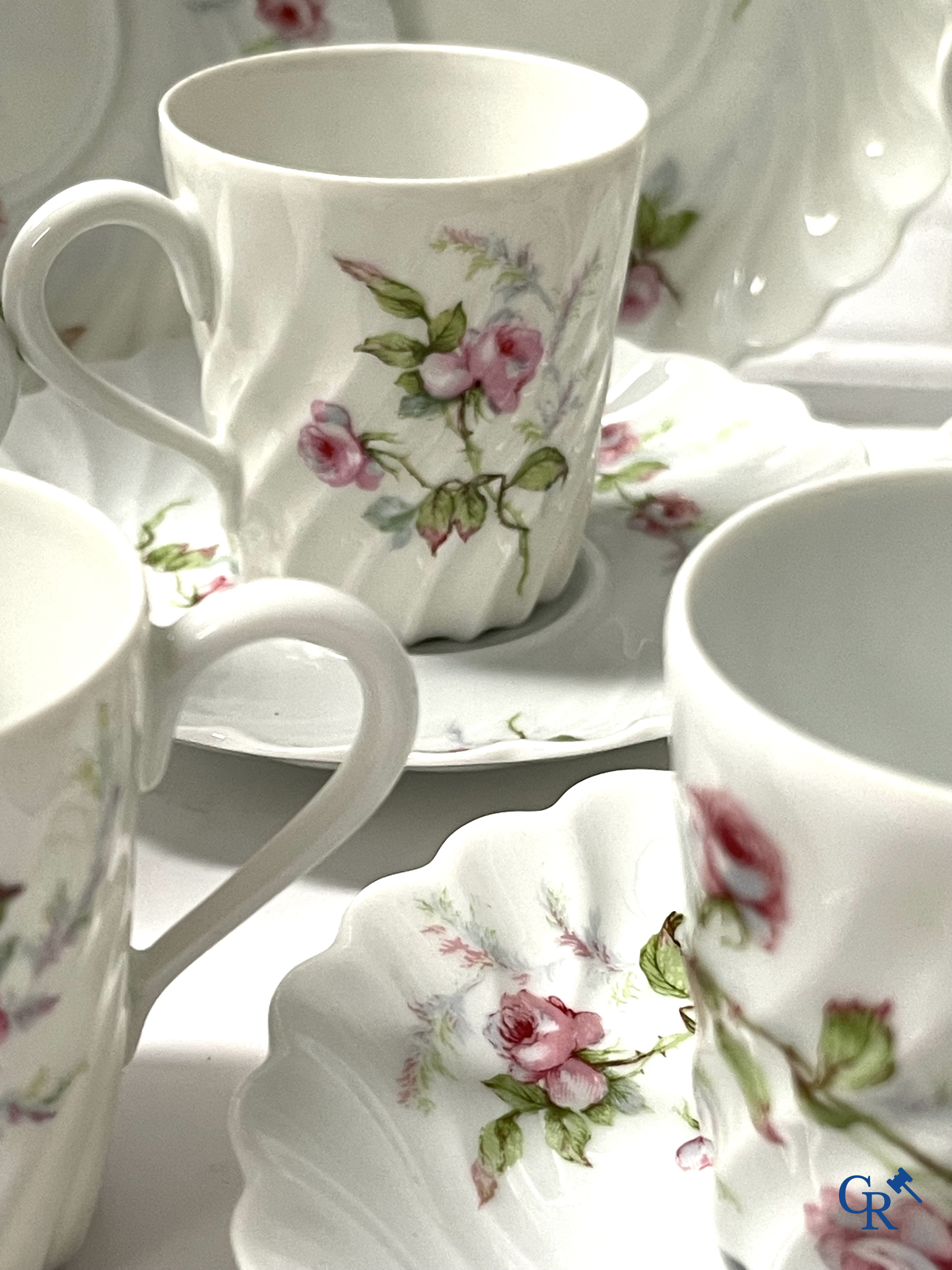 Haviland Limoges. Een uitgebreid handgeschilderd koffieservies in Frans porselein. Circa 1900.