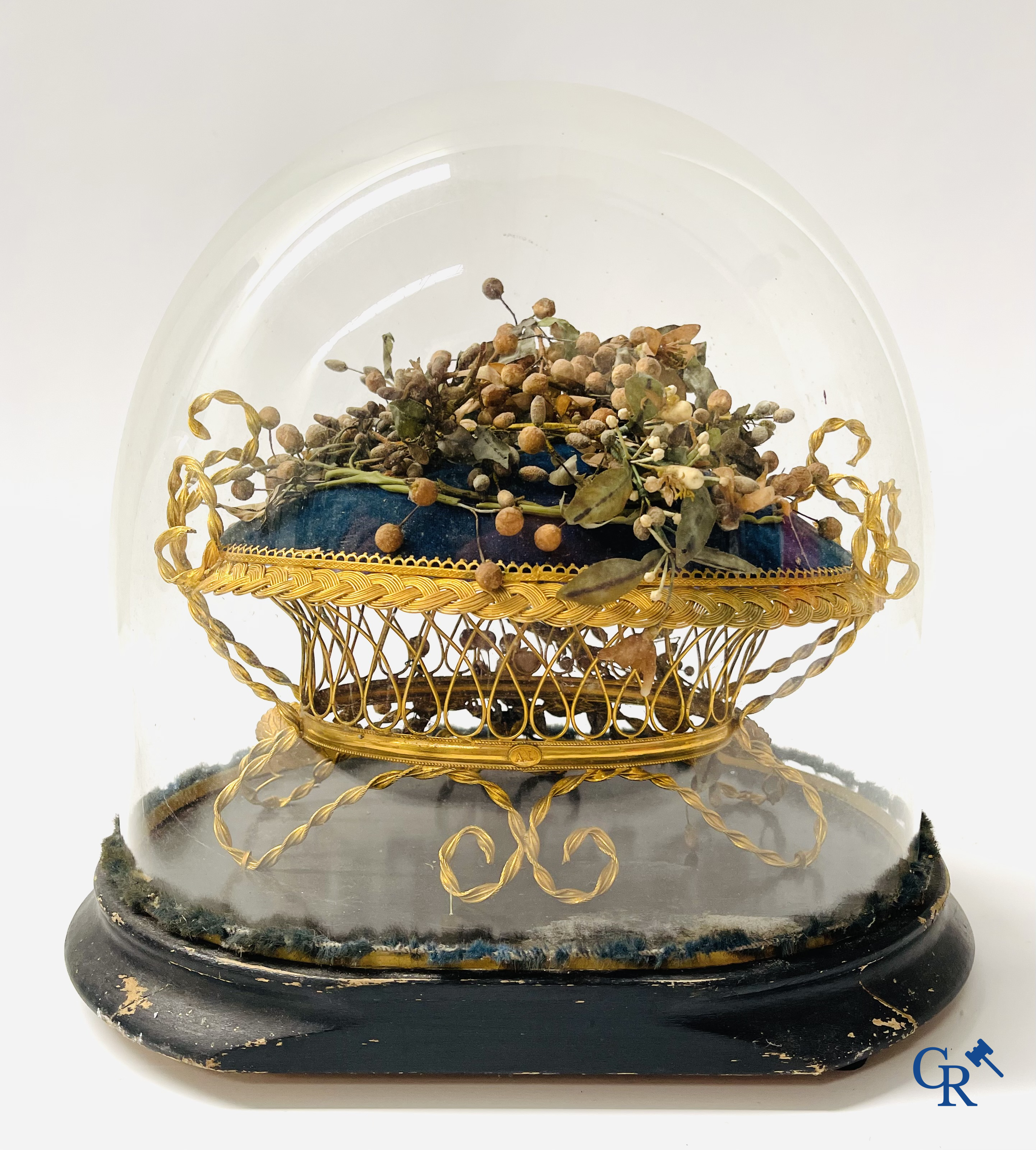 2 glass domes with a bridal bouquet on a cushion with a foot in gilded metal and a foot in Paris porcelain.