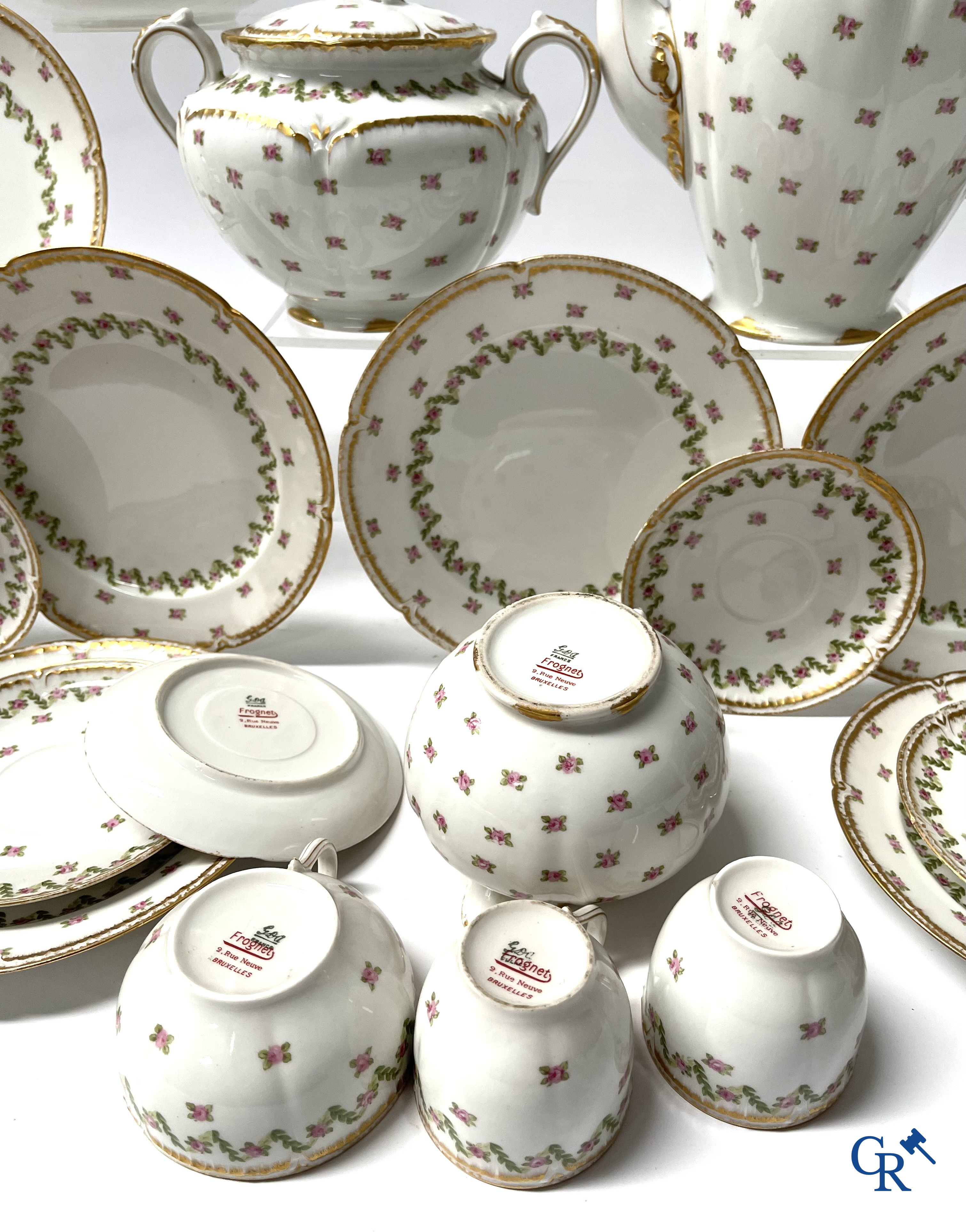 Een koffie- en theeservies met 12 dessert borden in meerkleurig gedecoreerd en verguld  Frans porselein. Circa 1900.