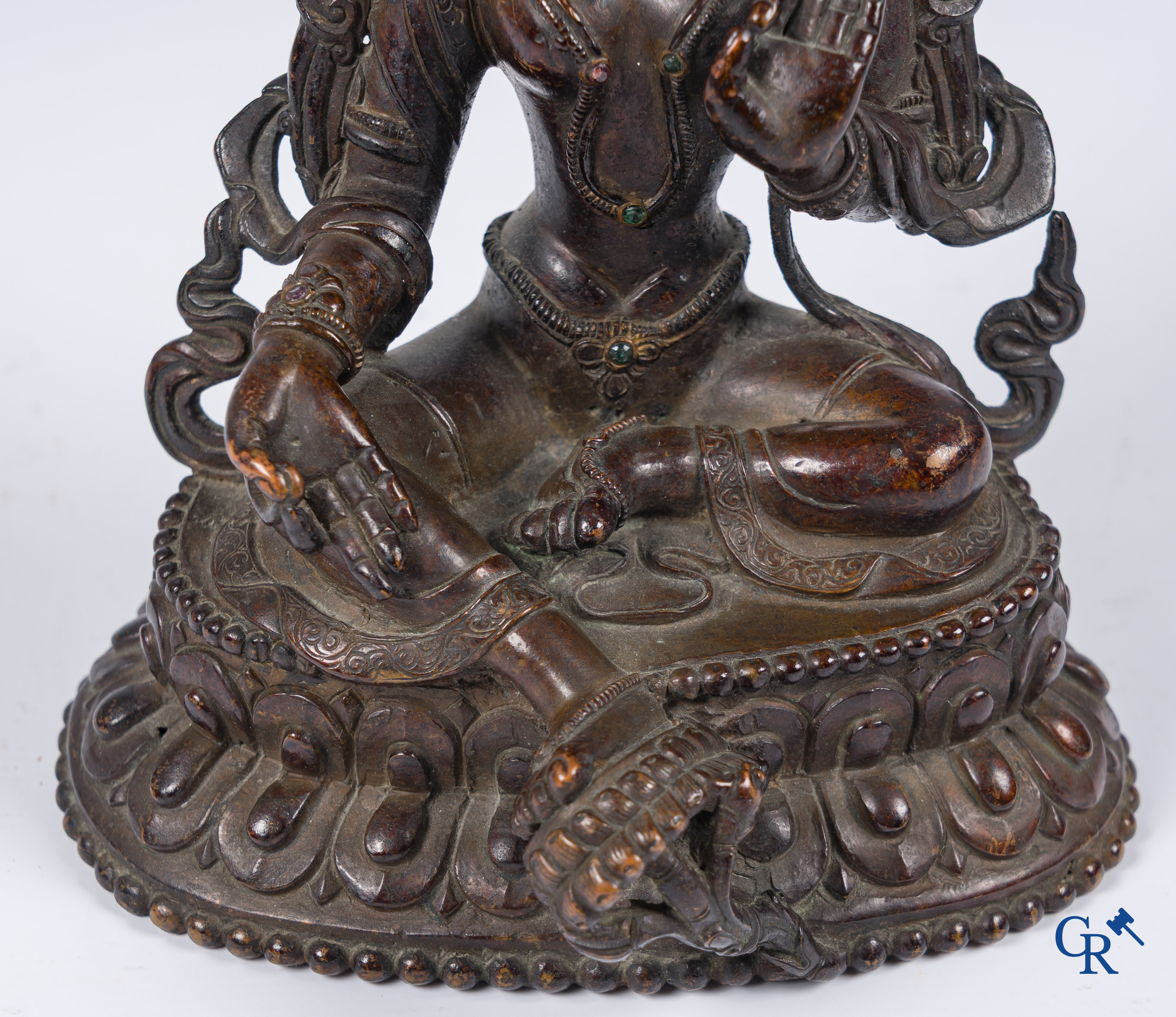 Aziatica, een fijne Sino-Tibetaanse bronzen voorstelling van een zittende Tara. 19e eeuw.