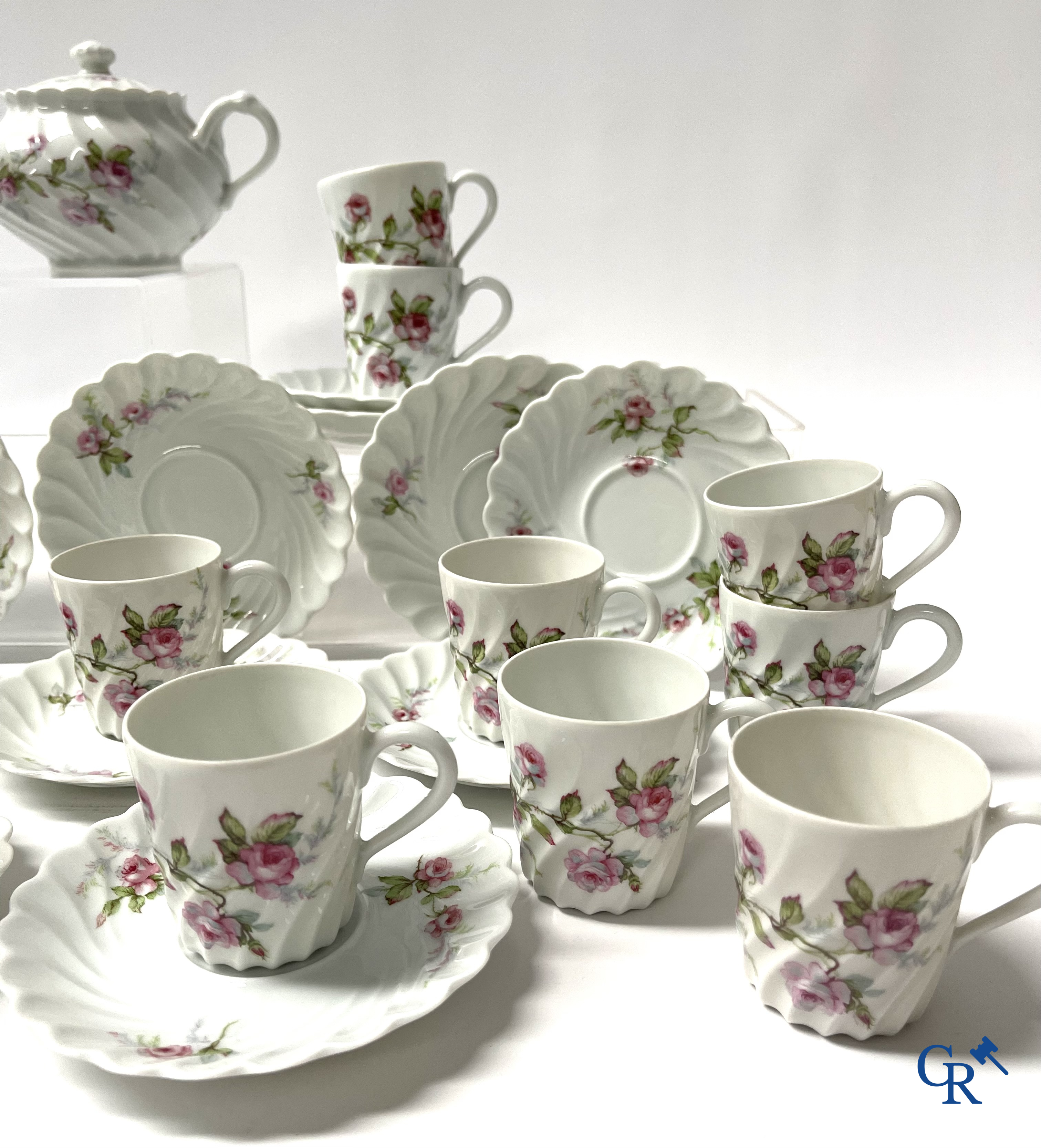Haviland Limoges. Een uitgebreid handgeschilderd koffieservies in Frans porselein. Circa 1900.