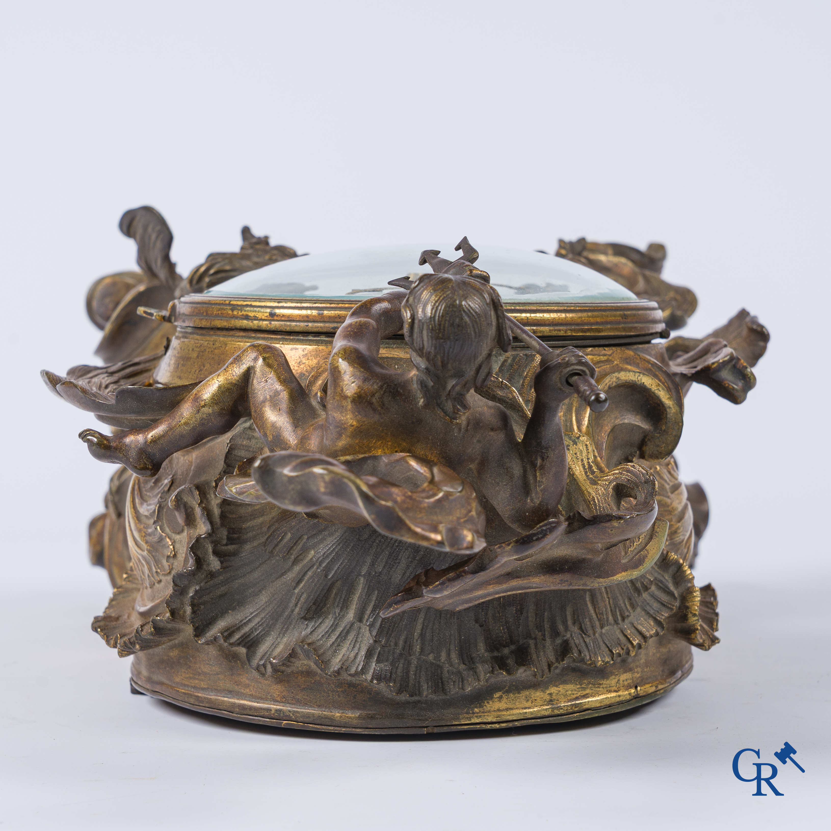 Epoque Louis XV. Pendule LXV en bronze doré orné de Neptune et des animaux marins dans le goût de Charles Cressent.