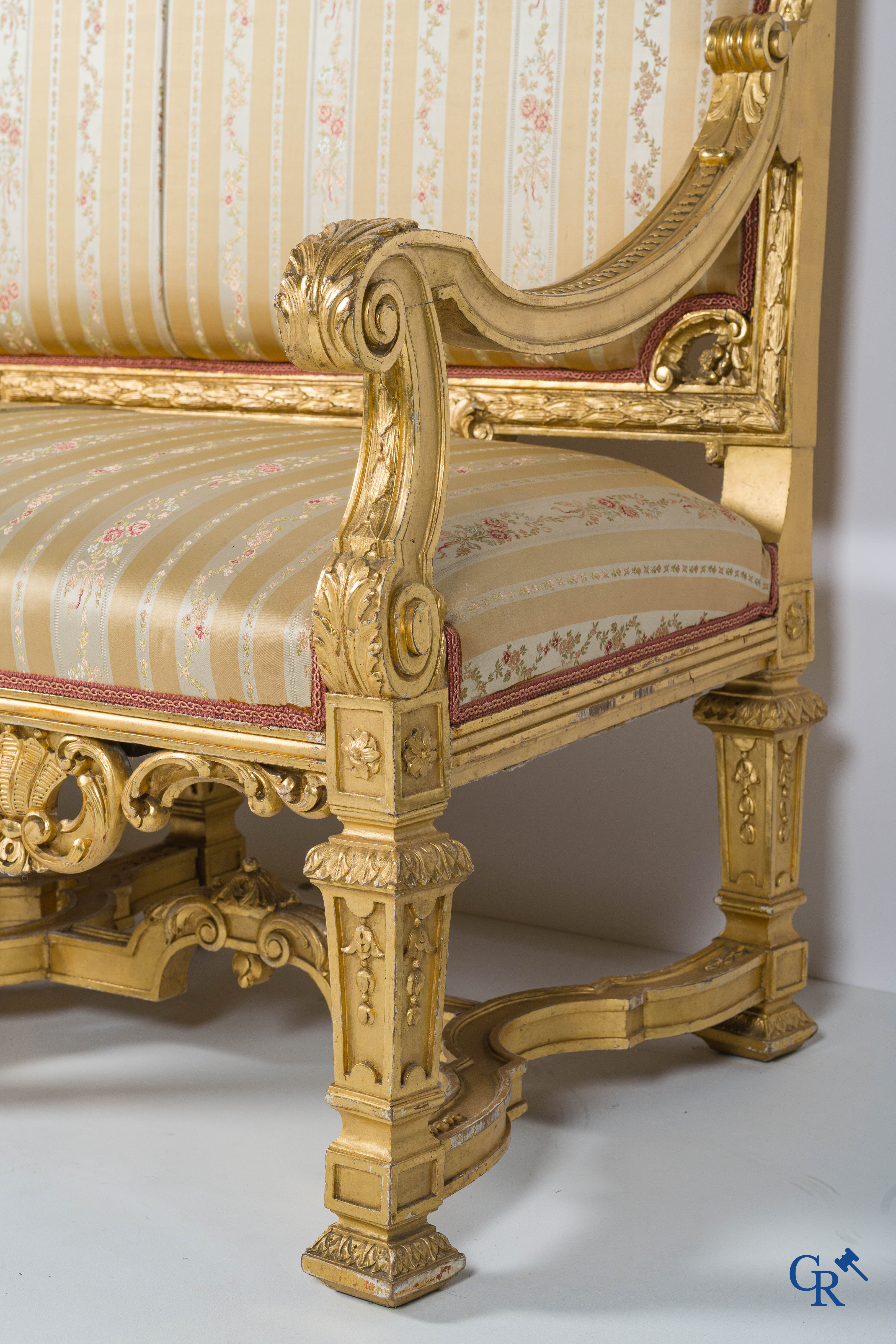 Napoleon III-periode. Een imposante 5-delig rijkelijk hout gesculpteerde en vergulde salon. Circa 1880.