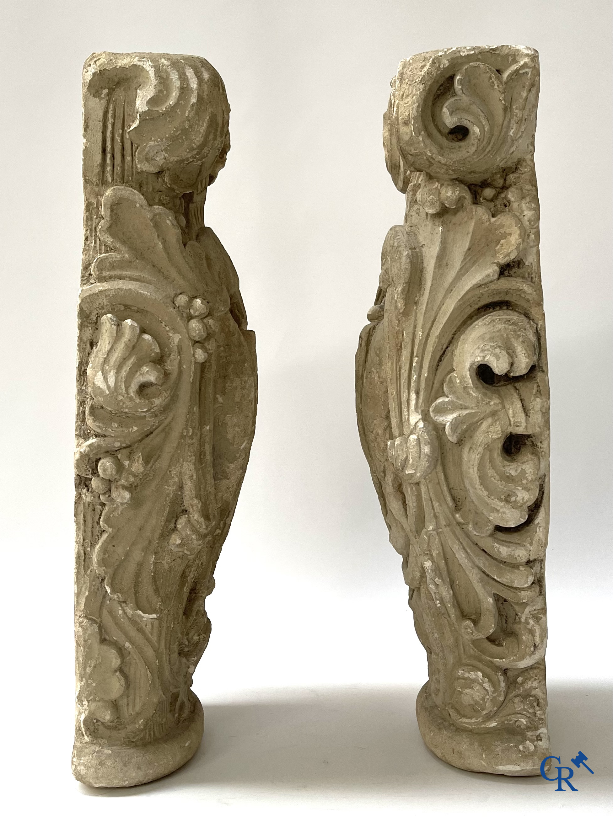 Paar gebeeldhouwde kalkstenen kapitelen. Frankrijk, hoogstwaarschijnlijk Champagnestreek, XIIe eeuw.