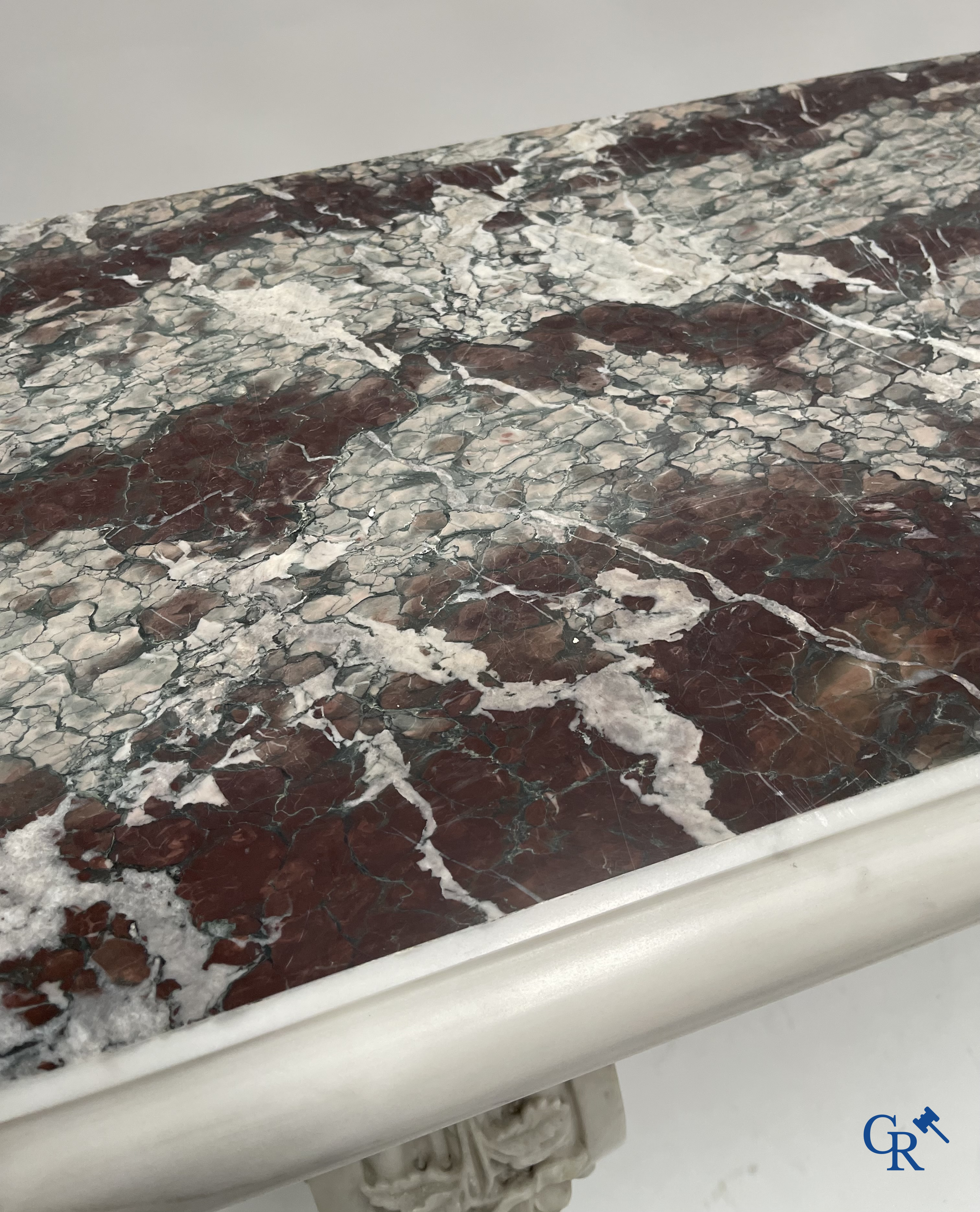 Une importante console murale en different sortes de marbre. 19ème siècle.