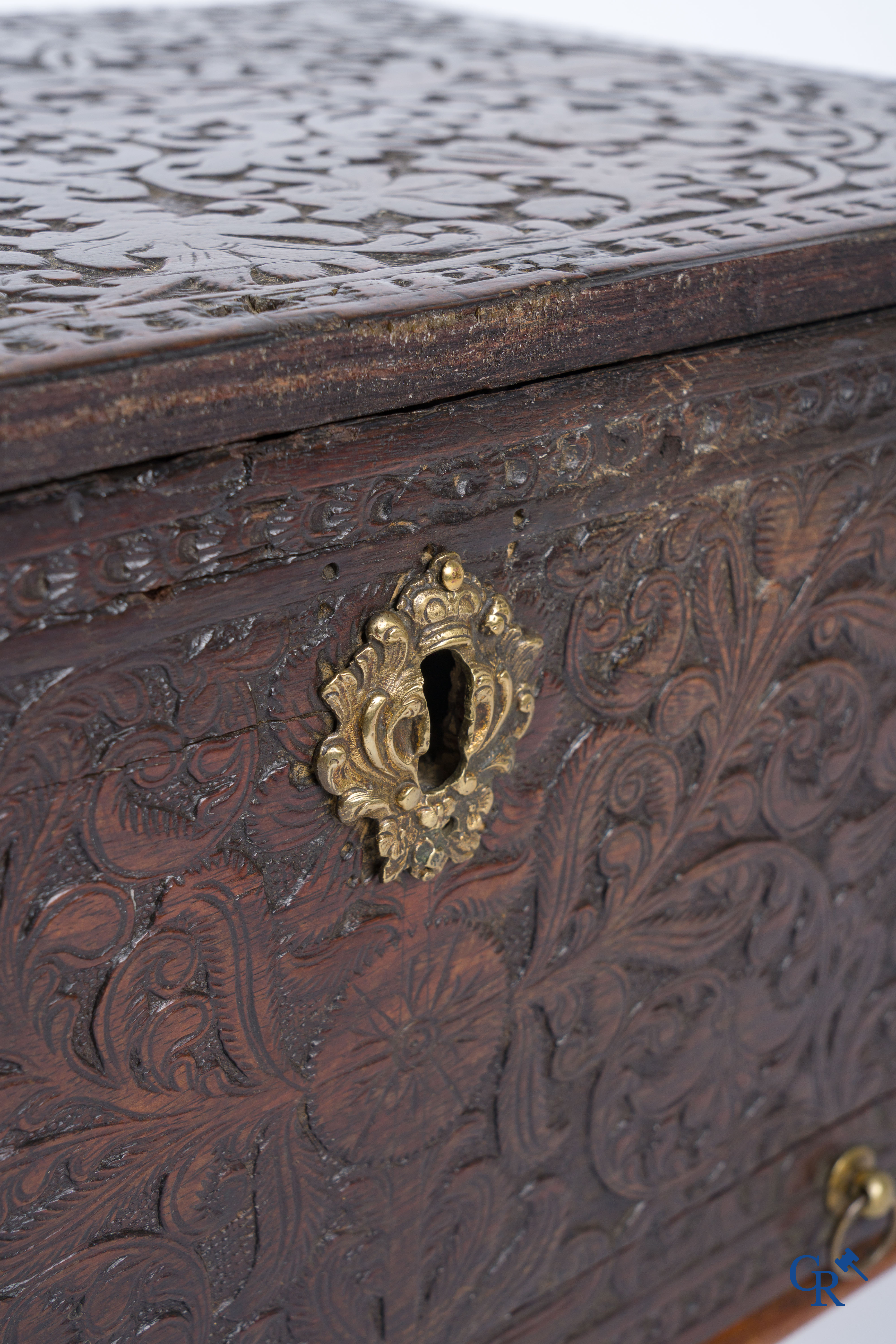 Un coffret colonial finement sculptée en bois exotique et bronze. XVIIe-XVIIIe siècle.
