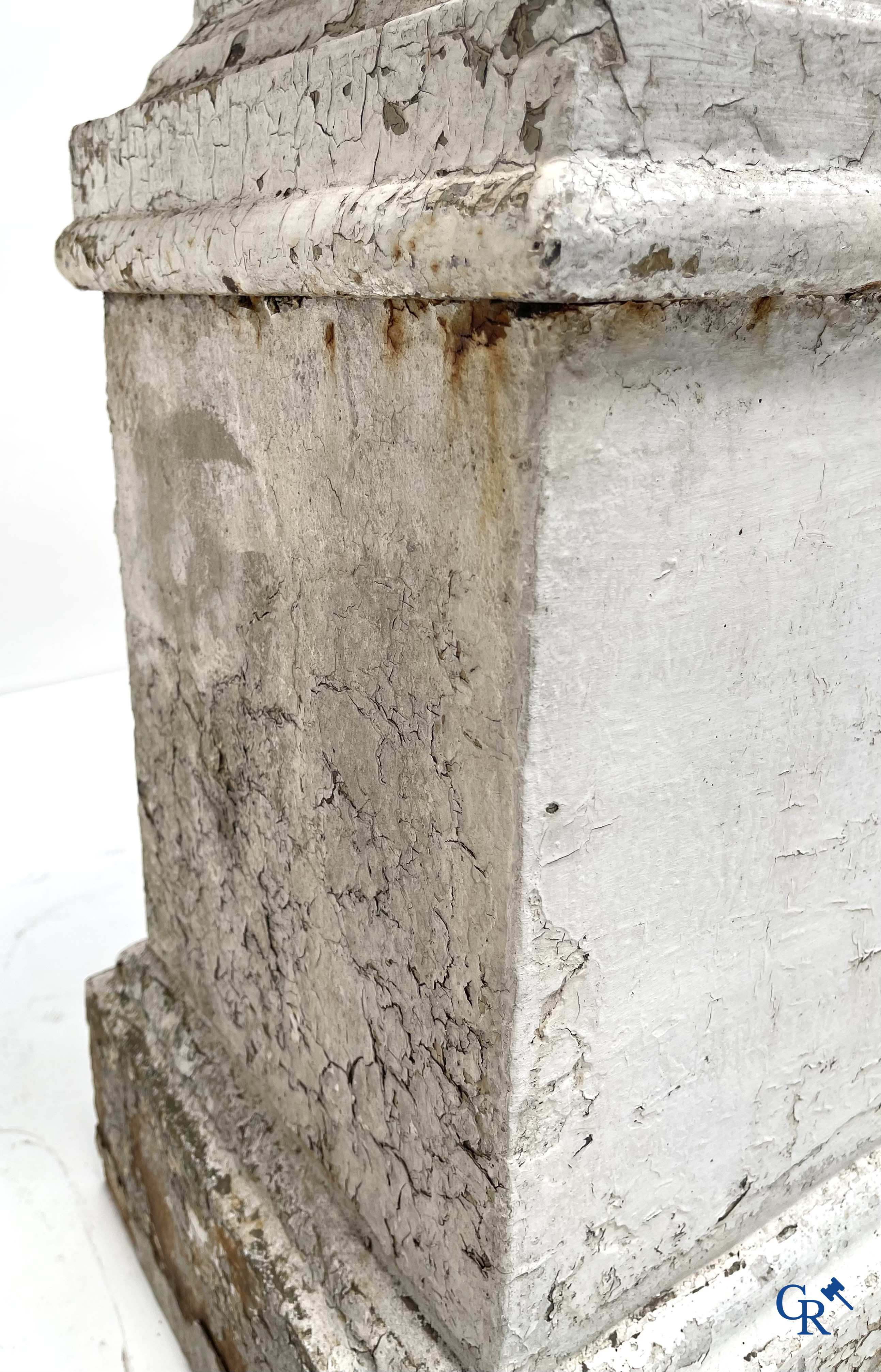 Tuindecoratie. Een paar grote gietijzer tuinvazen op sokkel. Oude patina, 19de eeuw.