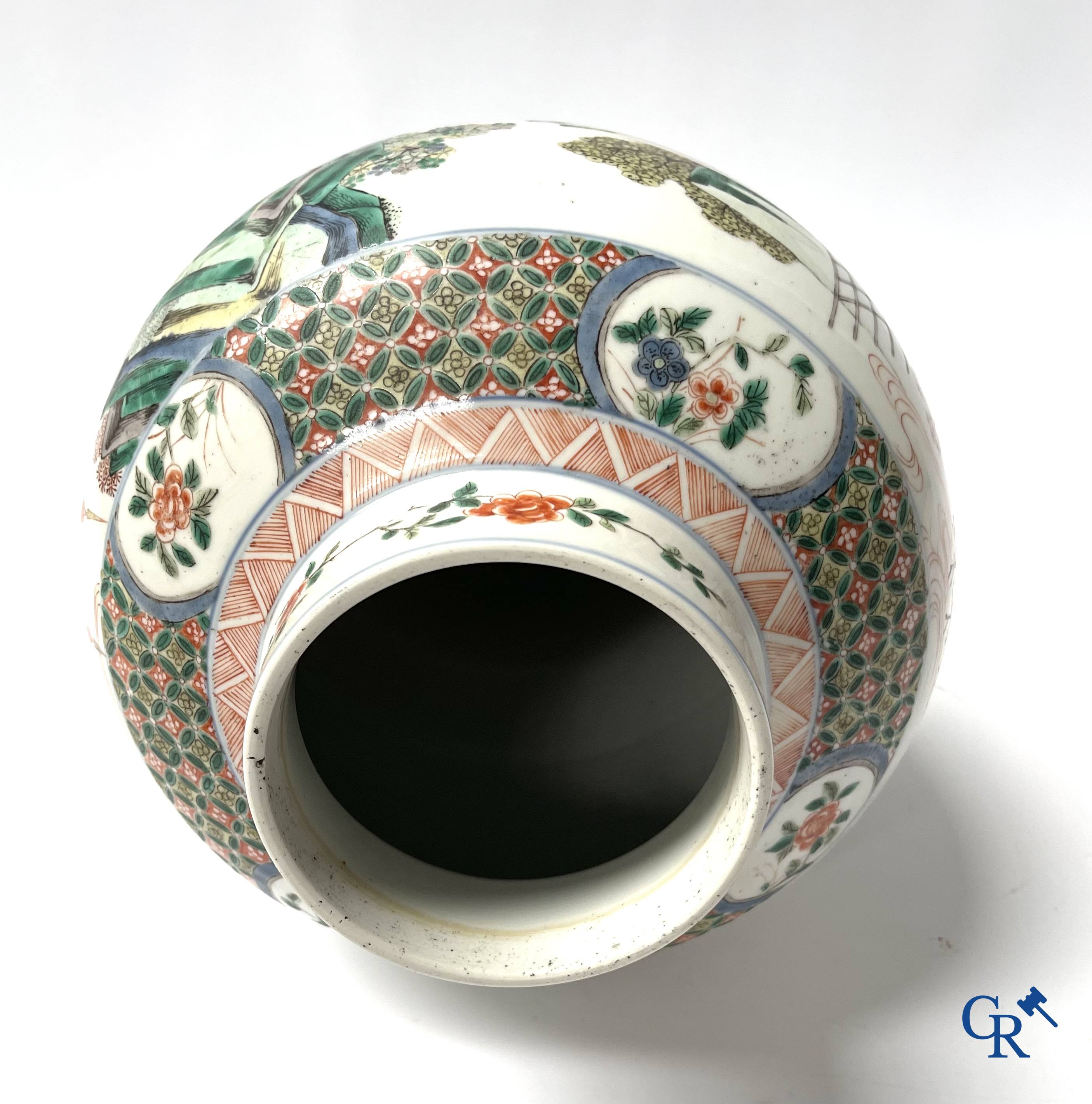 Aziatica, een Chinese famille verte dekselvaas met krijgers en paarden. 19e eeuw.