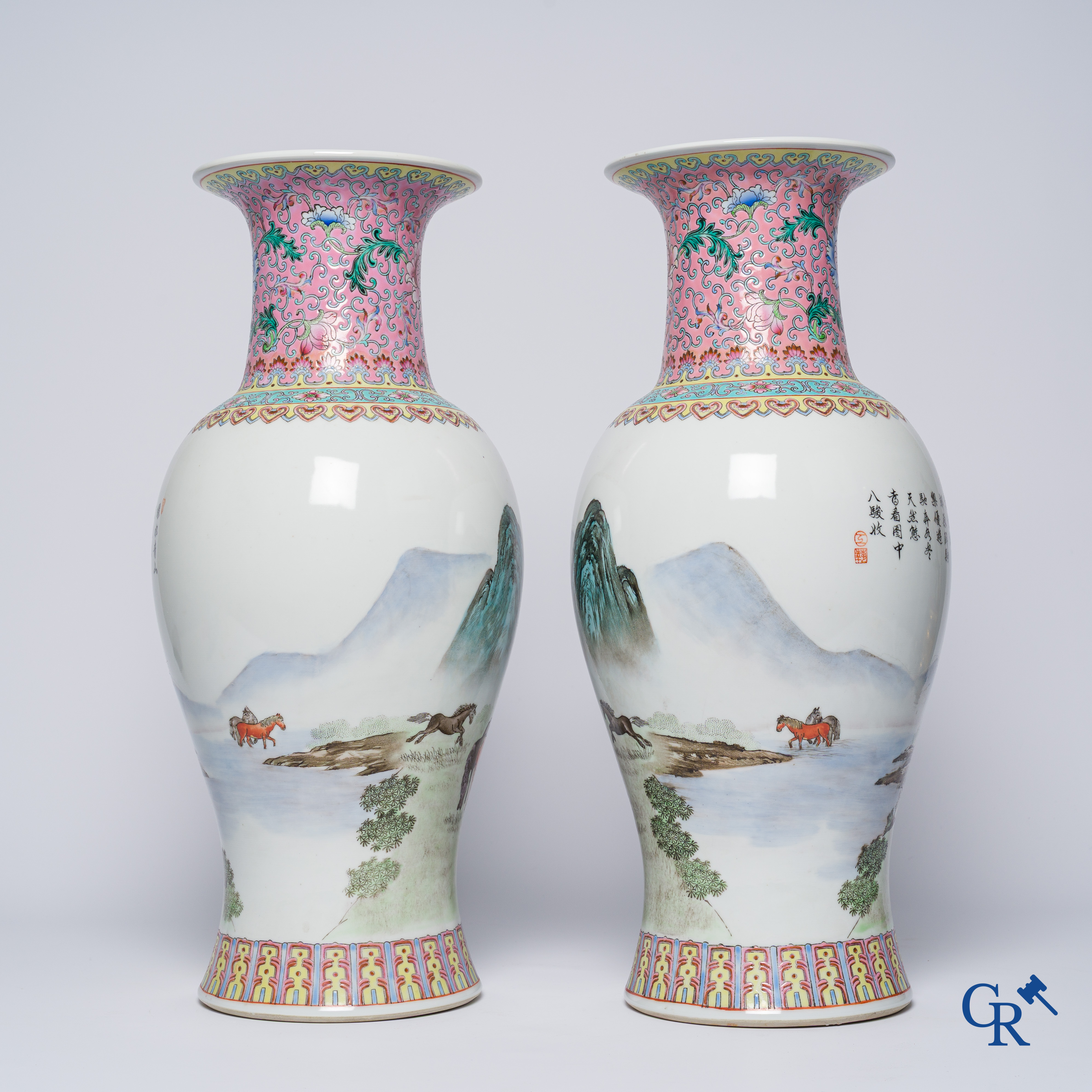 Aziatica, Chinees porselein. Een paar Chinese vazen met paarden in een landschap. 20ste eeuw.