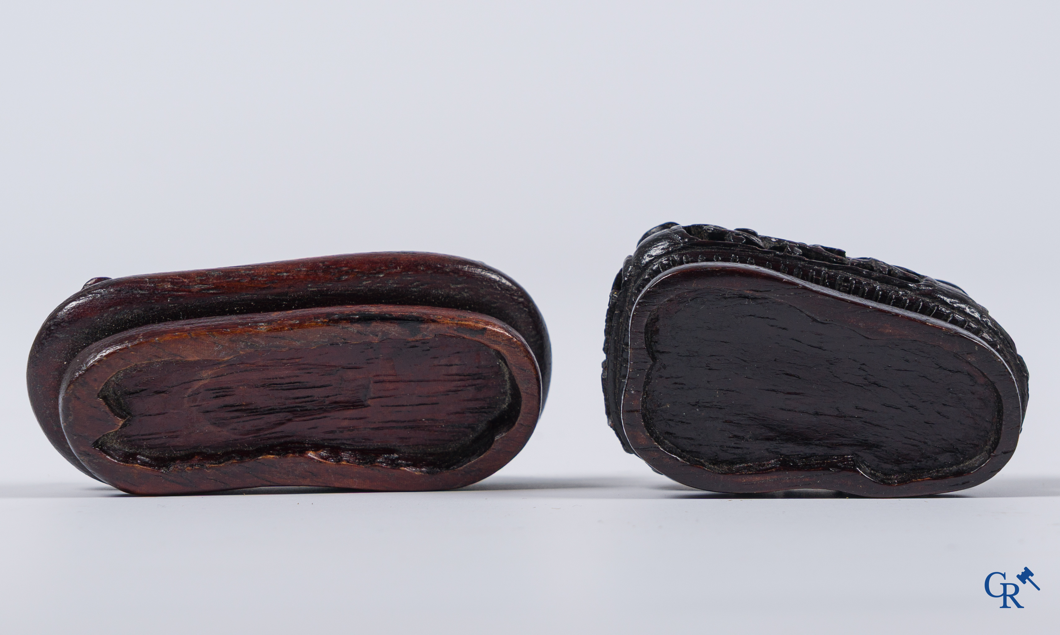 Aziatica. Een bleek celadon en roestbruin kleurige jade hertengroep en een bruinkleurig mythisch beest in jade.