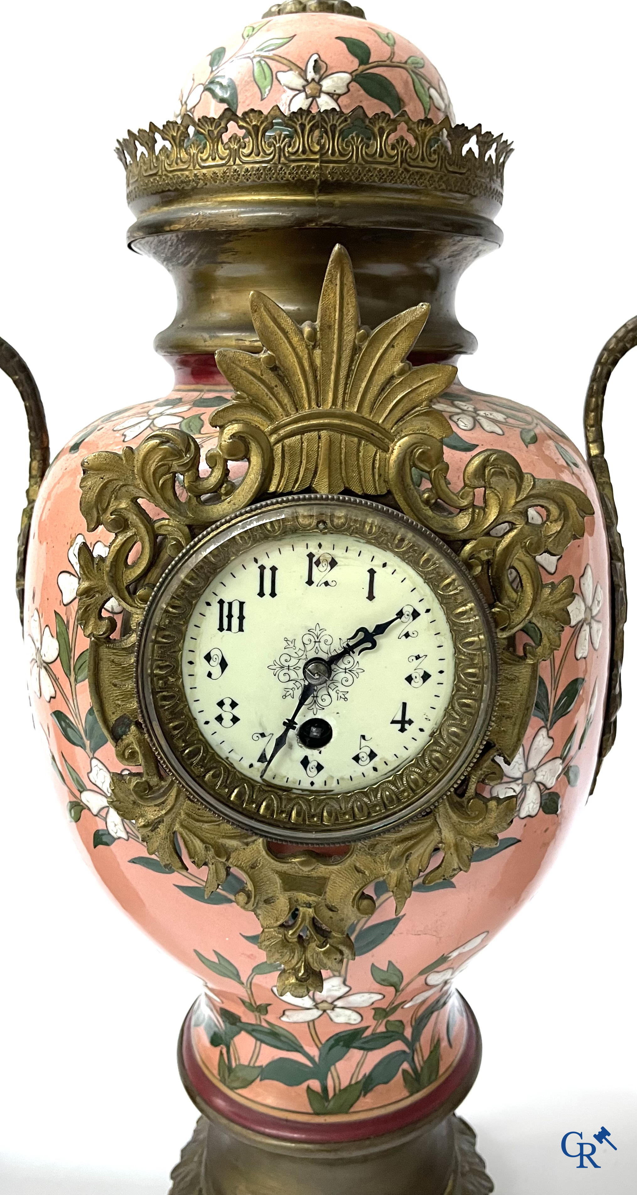 Une importante garniture de cheminée en faïence émaillée et bronze. Art nouveau. Vers 1900.