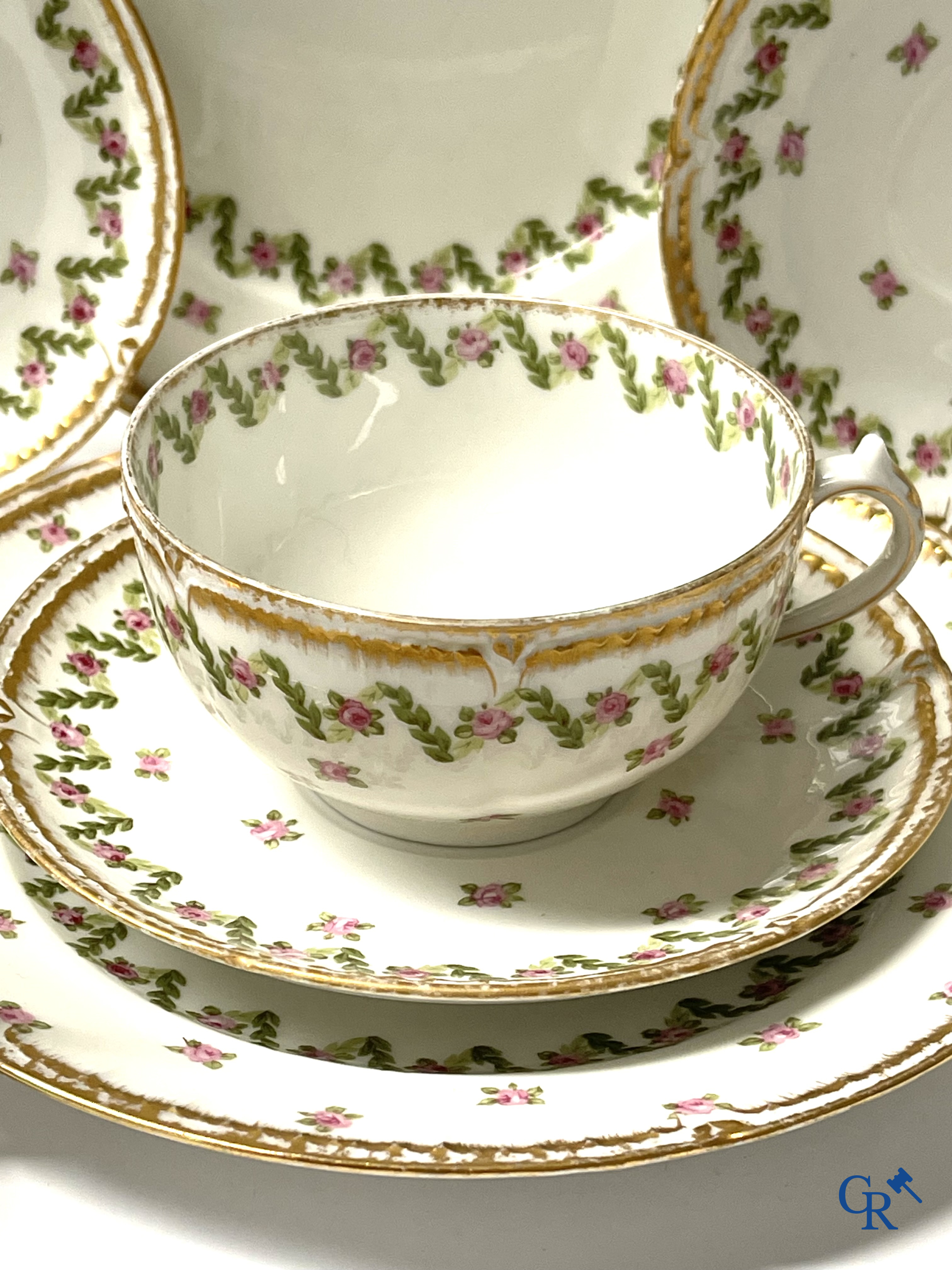 Een koffie- en theeservies met 12 dessert borden in meerkleurig gedecoreerd en verguld  Frans porselein. Circa 1900.