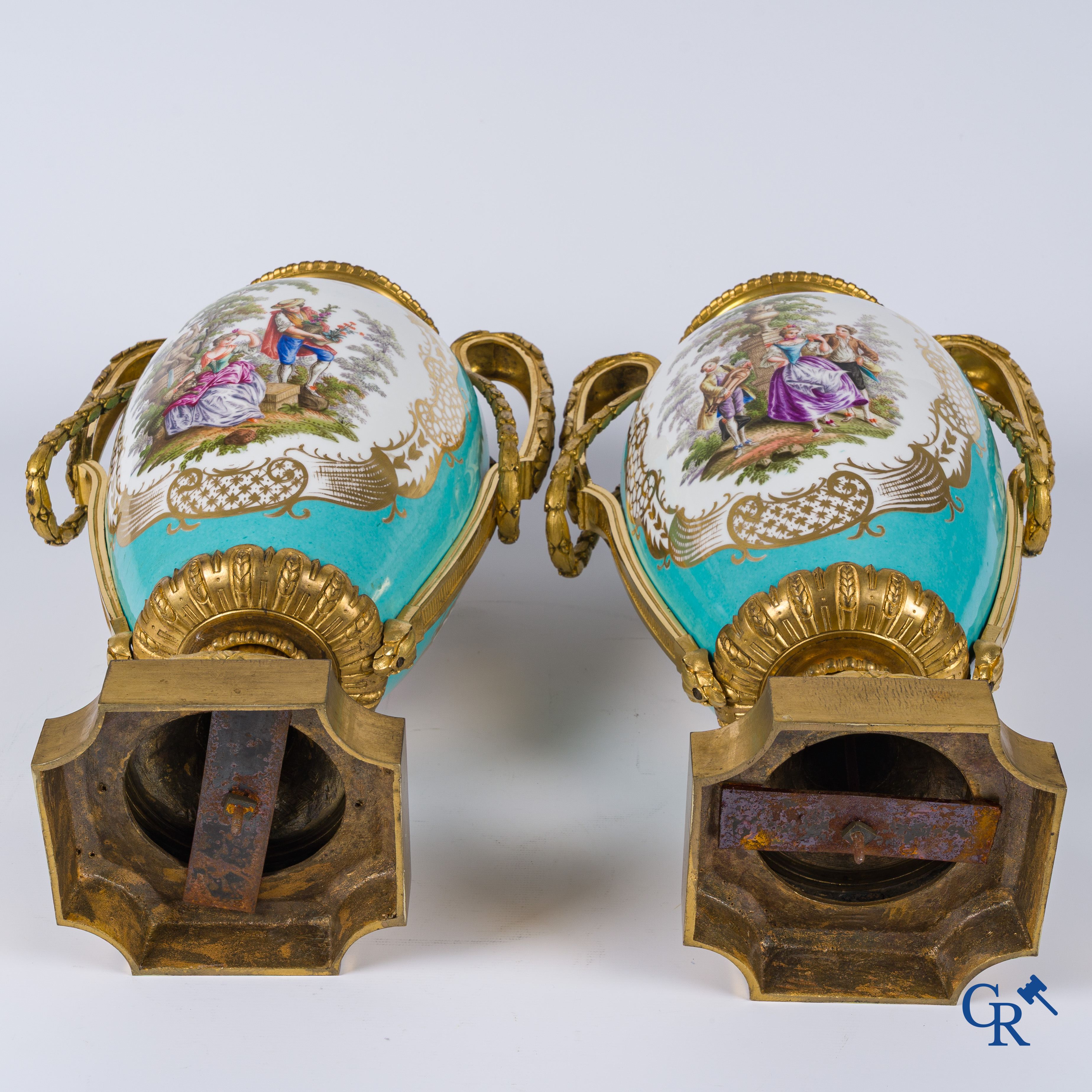 Meissen, een paar vazen met romantische taferelen in porselein en fijn geciseleerde bronzen monturen. LXVI-stijl.