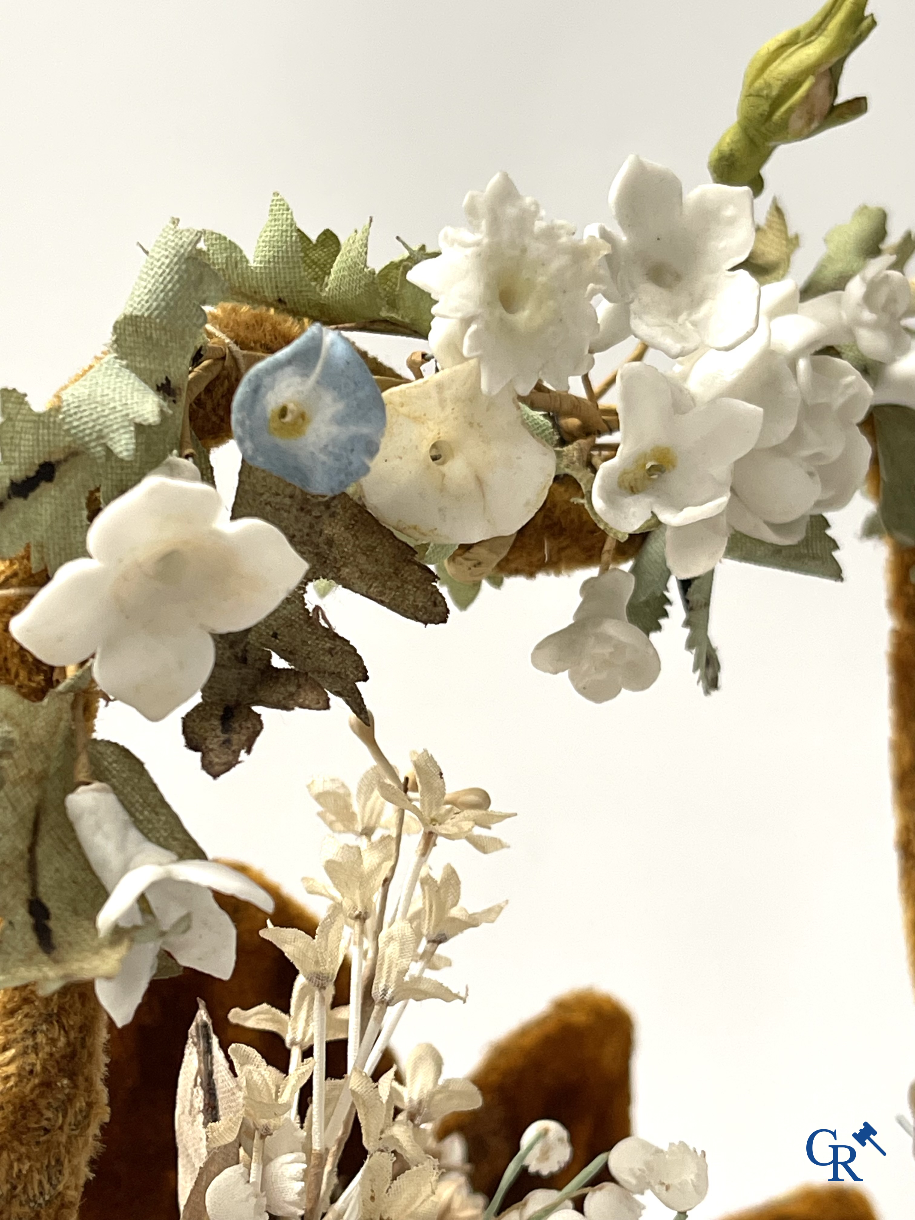 2 globes en verre avec un bouquet de mariage en forme de panier, décorés de fleurs en porcelaine fine. Vers 1900.