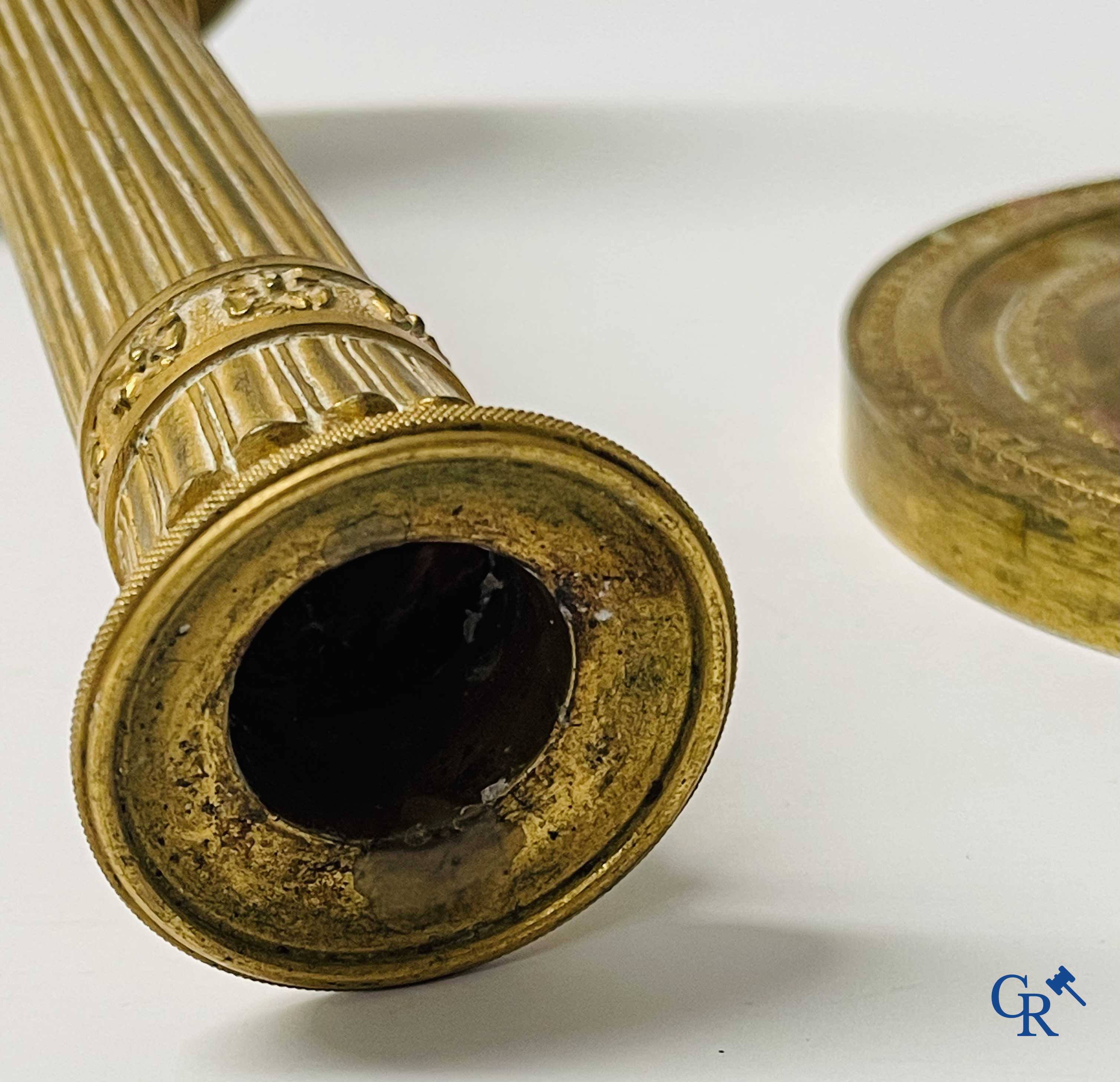 Epoque Empire, paire de bougeoirs en bronze finement ciselés et dorés. France, début du 19ème siècle.