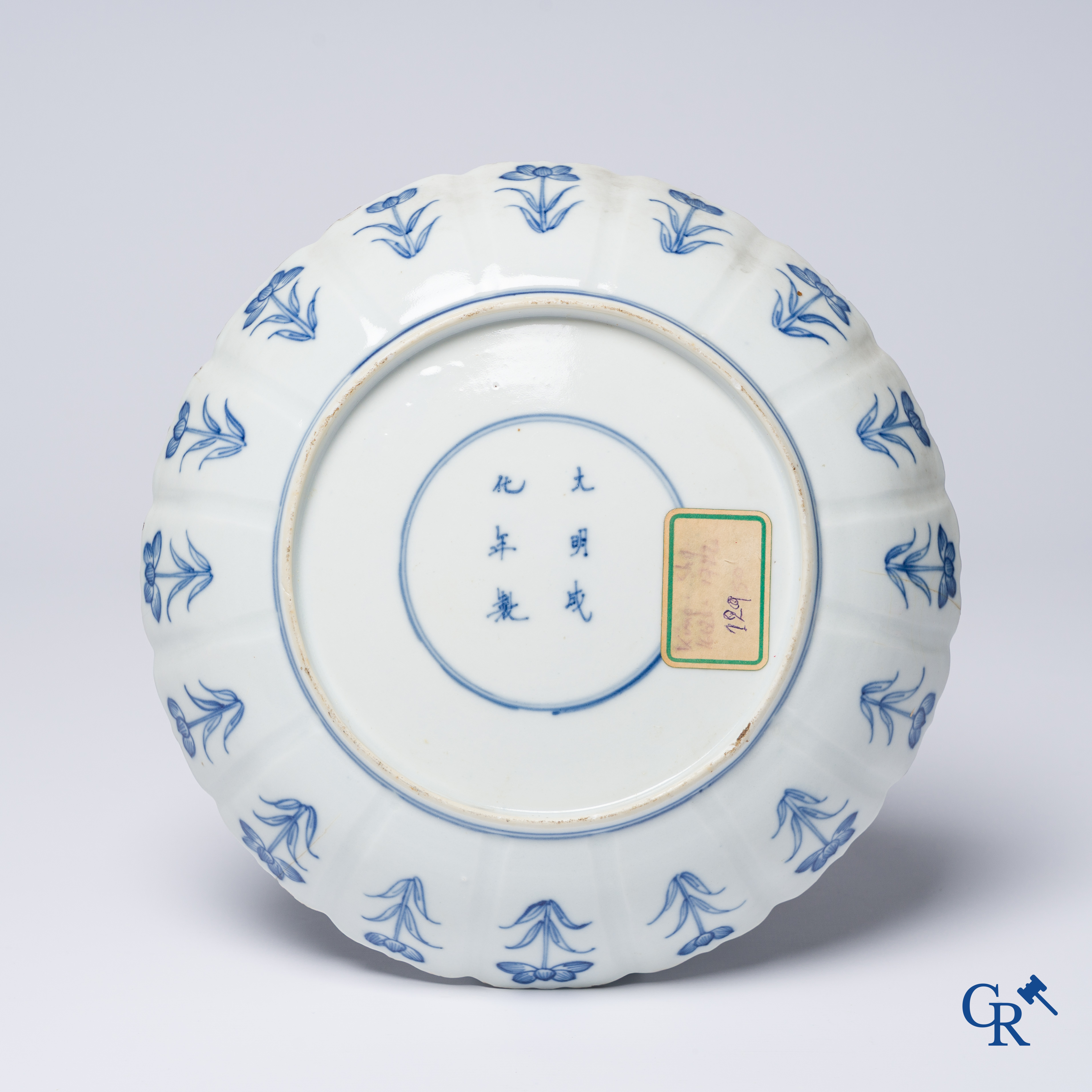 Aziatica, Chinees porselein. Een blauw-wit bord met gelobde rand. Chenghua merk.