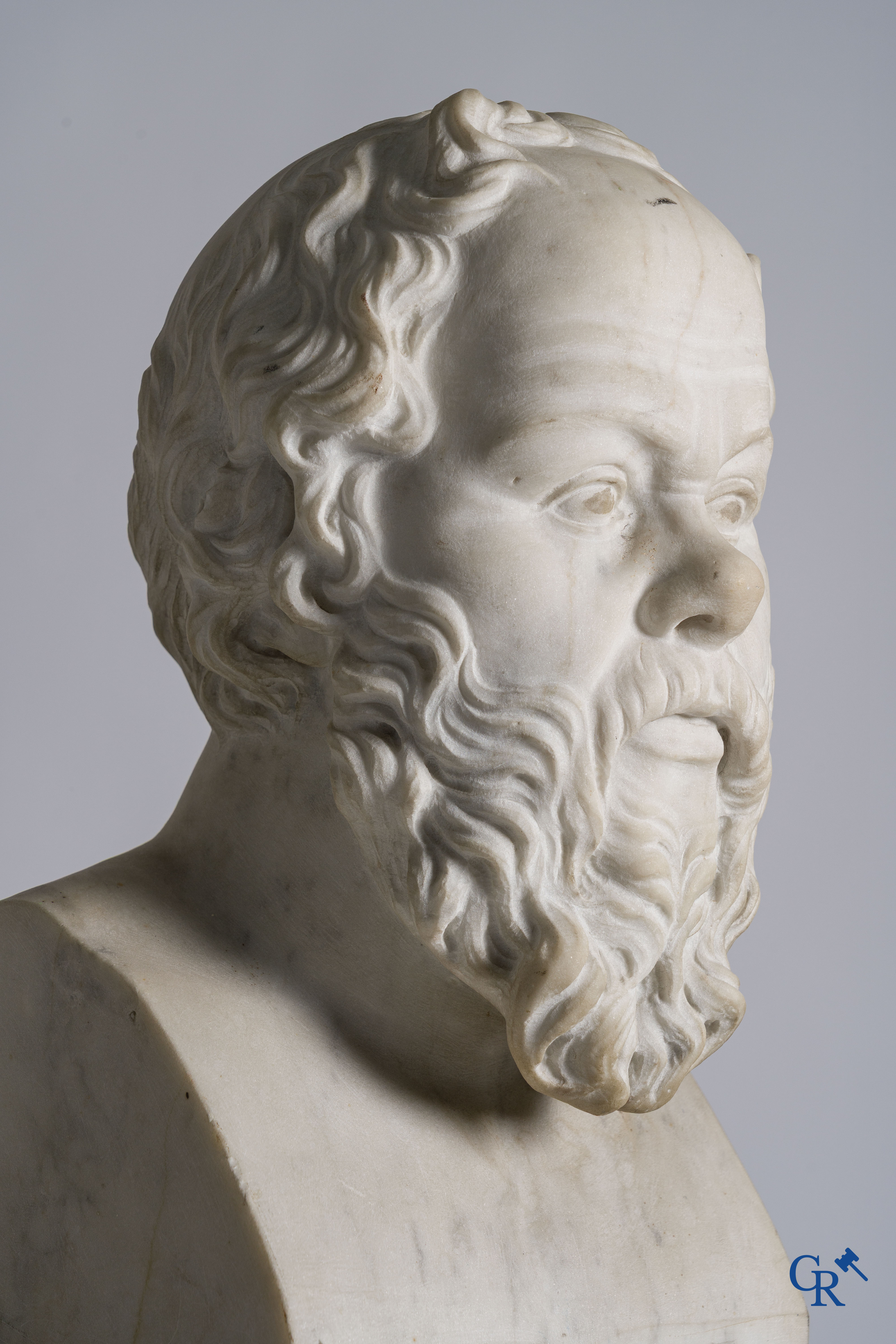 2 imposante bustes in witte marmer van de Griekse filosoof Socrates en de Griekse wijze Bias van Priëne. 18e-19e eeuw.