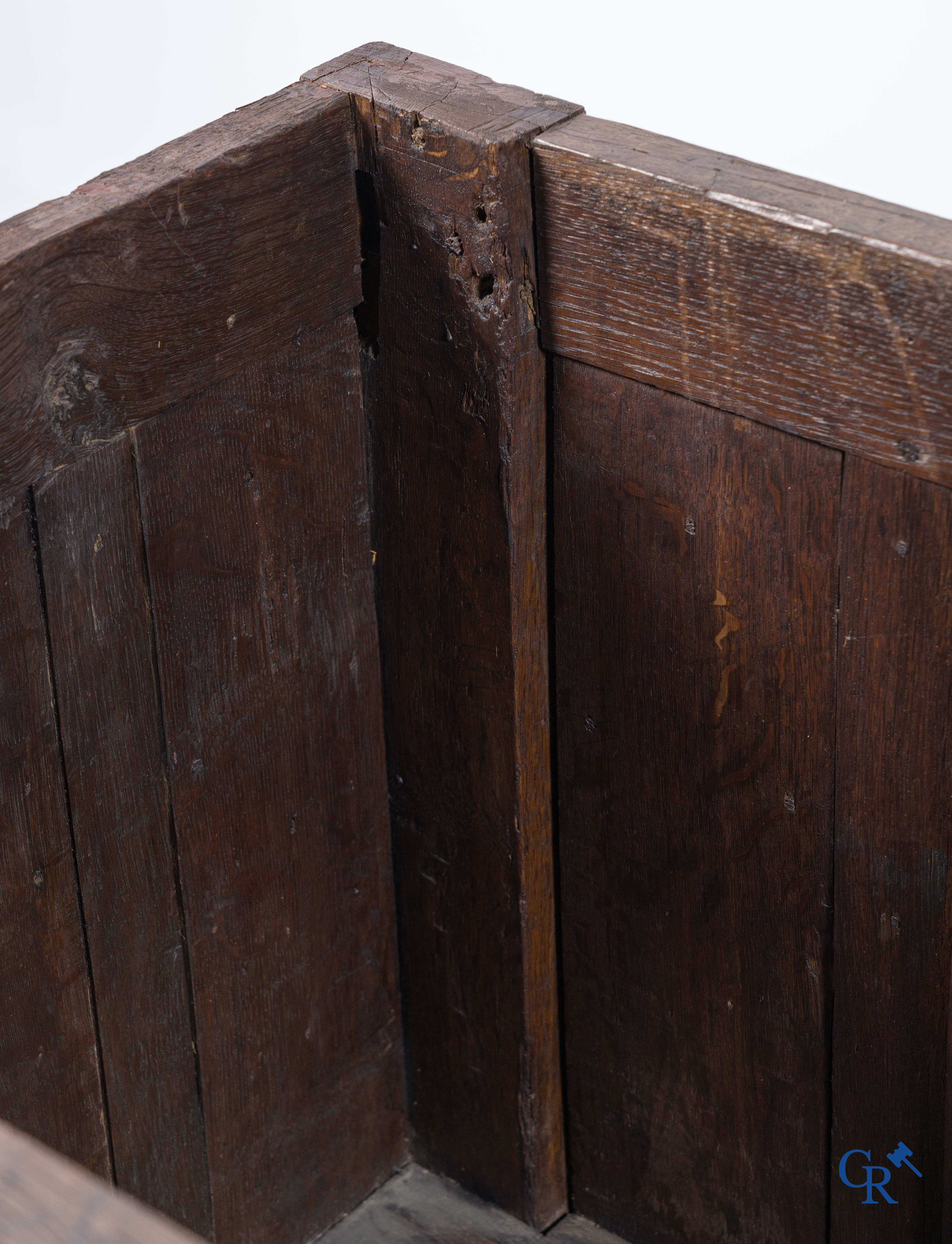 Gotiek. Een Gotische eikenhouten gesculpteerde koffer met zijn slotwerk in smeedijzer. 2de helft 15e eeuw.
