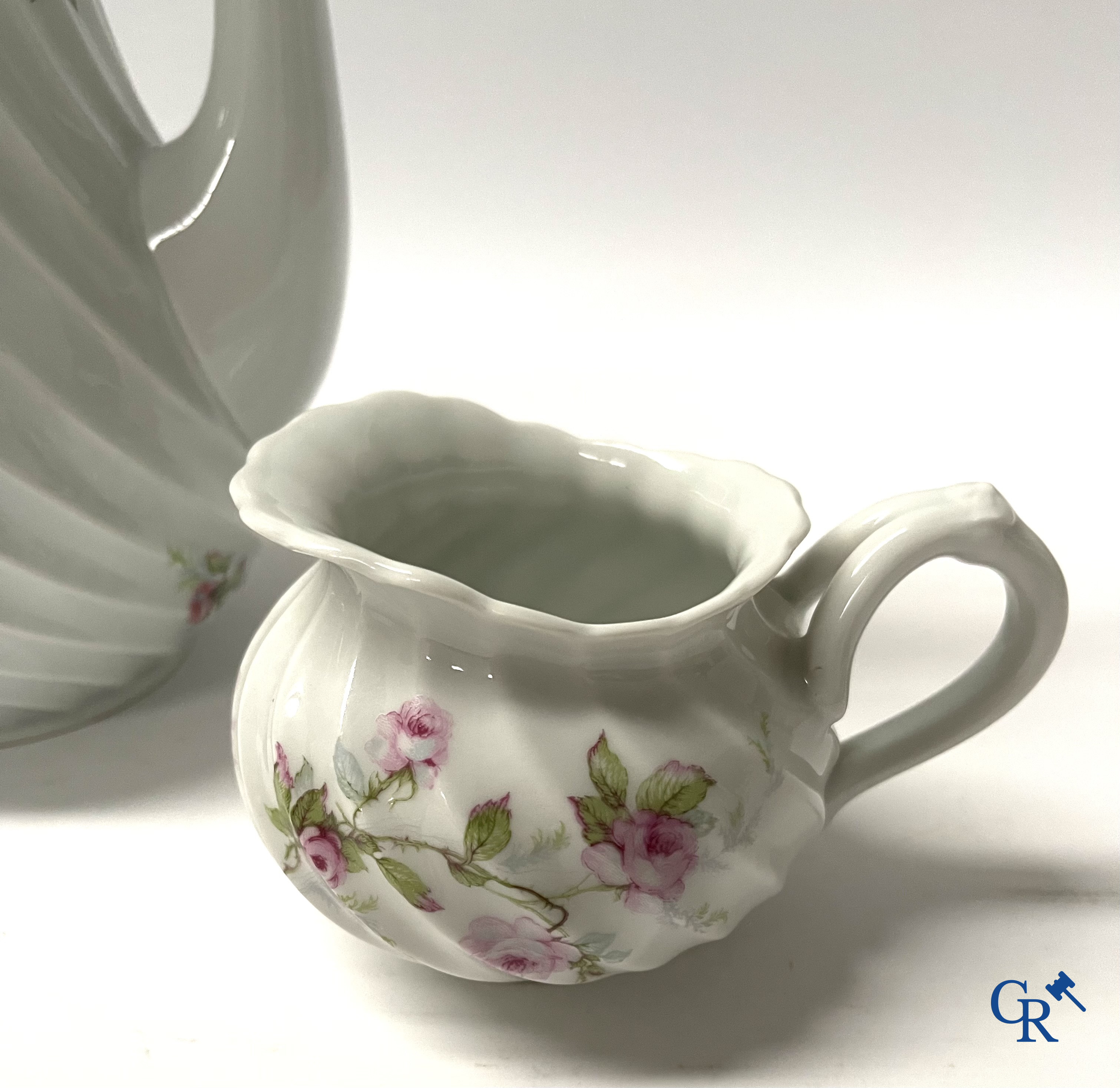 Haviland Limoges. Een uitgebreid handgeschilderd koffieservies in Frans porselein. Circa 1900.