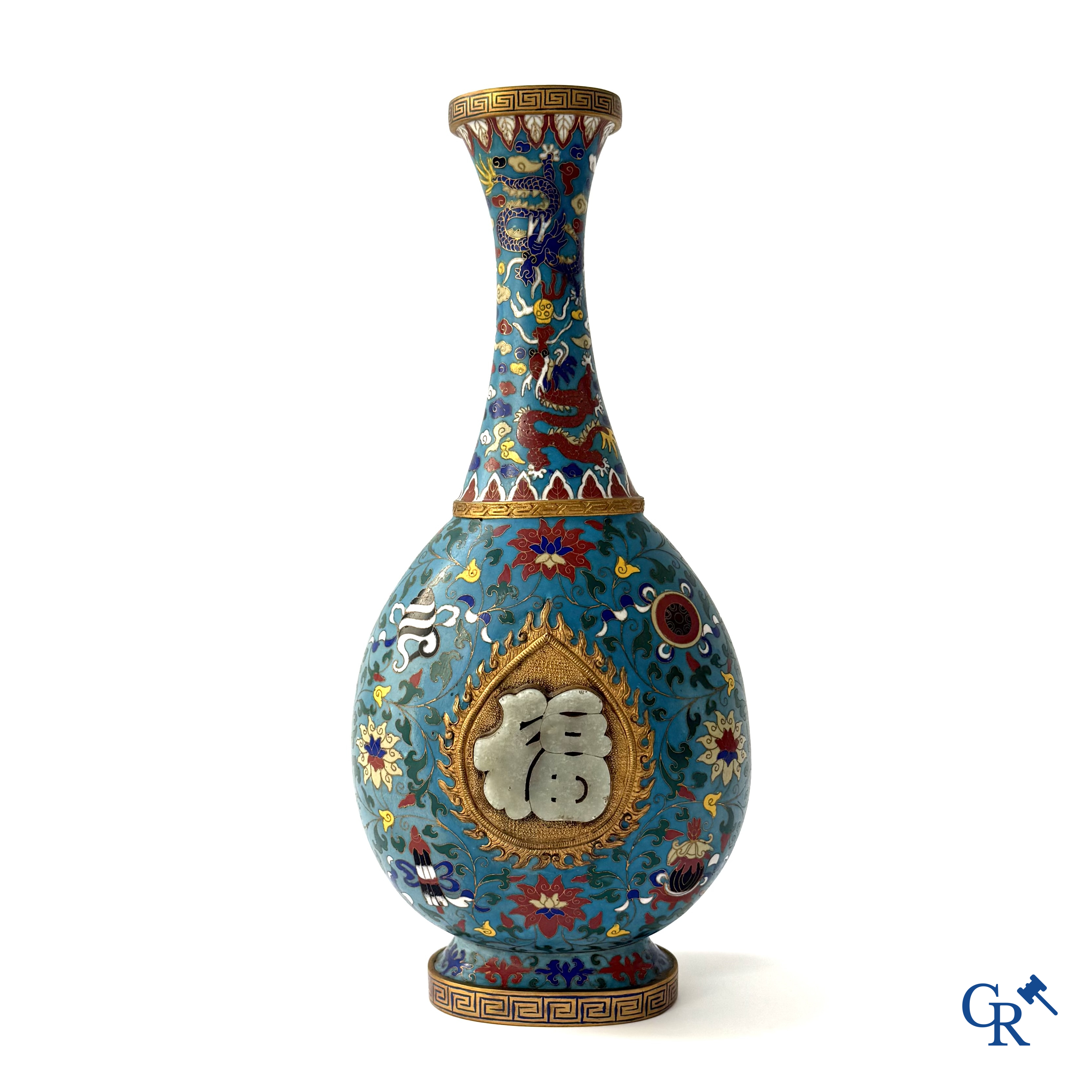 Aziatica, een Chinese cloisonné vaas met draken- en bloemendecor, opgelegd met een jade amulet.