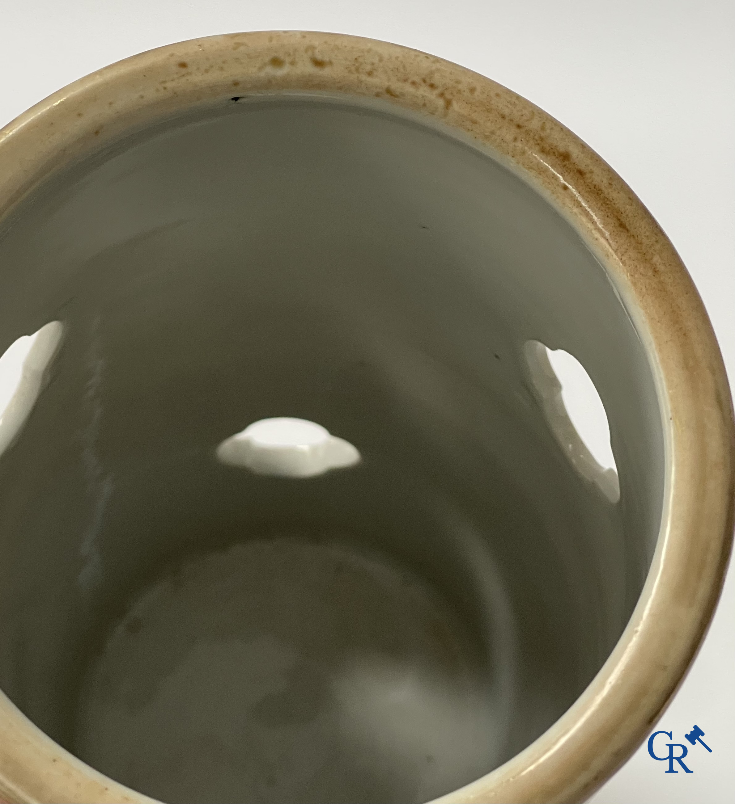 Aziatica, Chinees porselein. Een Chinese famille rose hoeden staander. Gemerkt. 19de eeuw.