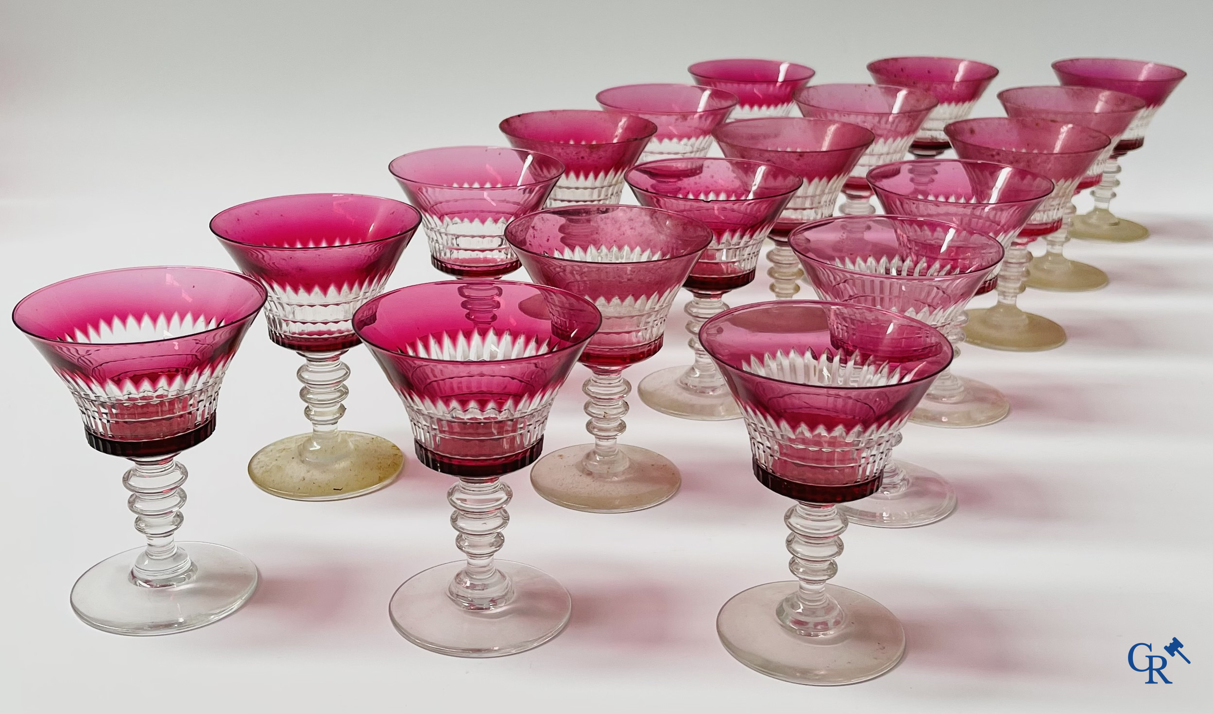 Een uitgebreid servies in rood geslepen kristal, hoogstwaarschijnlijk Val Saint Lambert.