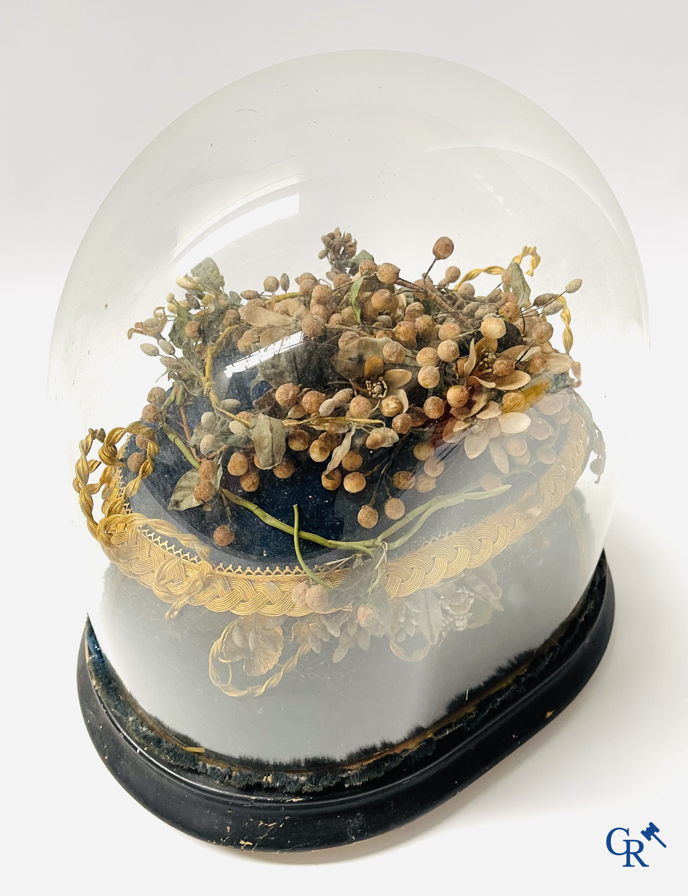 2 glass domes with a bridal bouquet on a cushion with a foot in gilded metal and a foot in Paris porcelain.