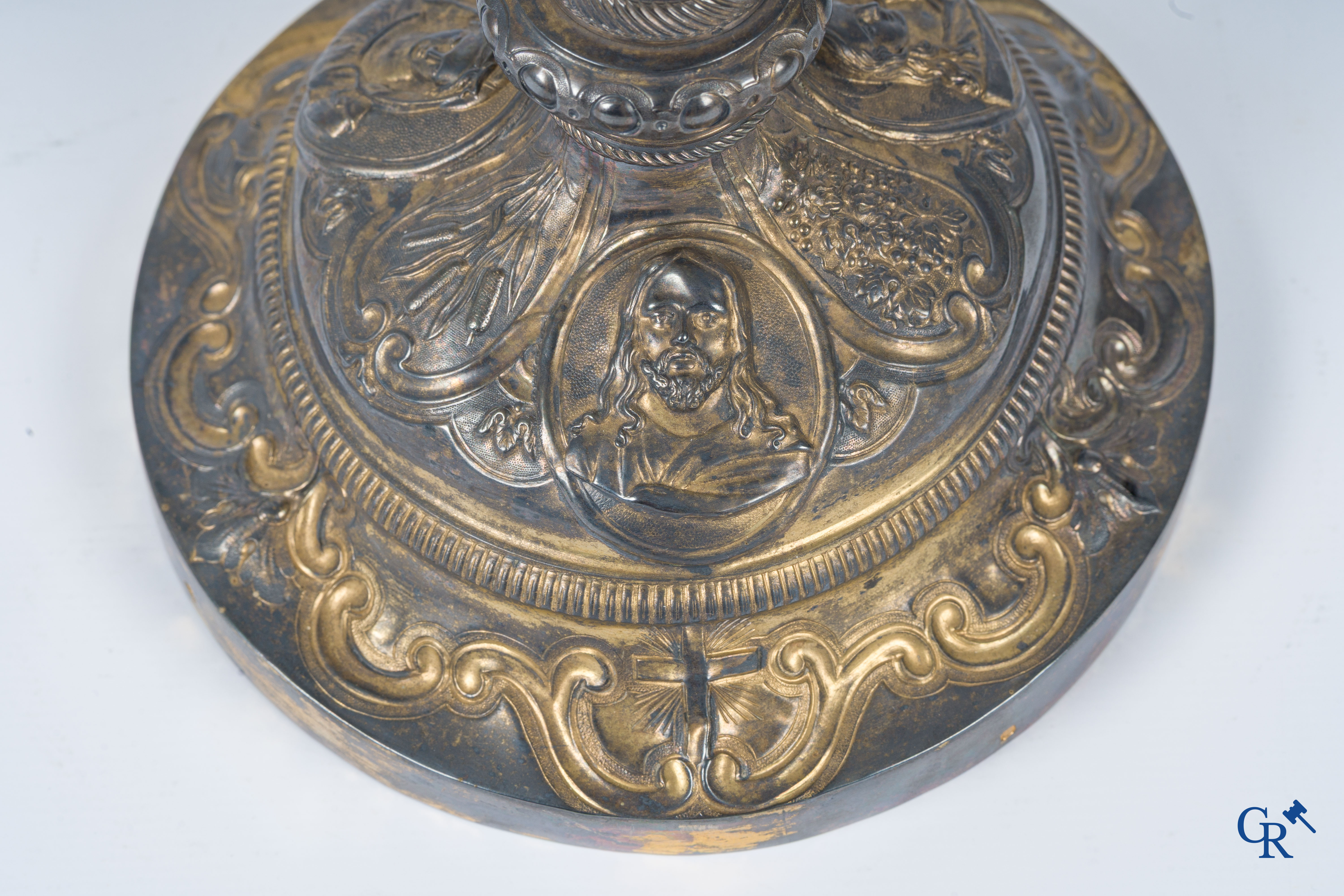 Martin & Dejean, orfèvres. A relief decorated chalice in silver and vermeil. Paris, 1st half of the 19th century.