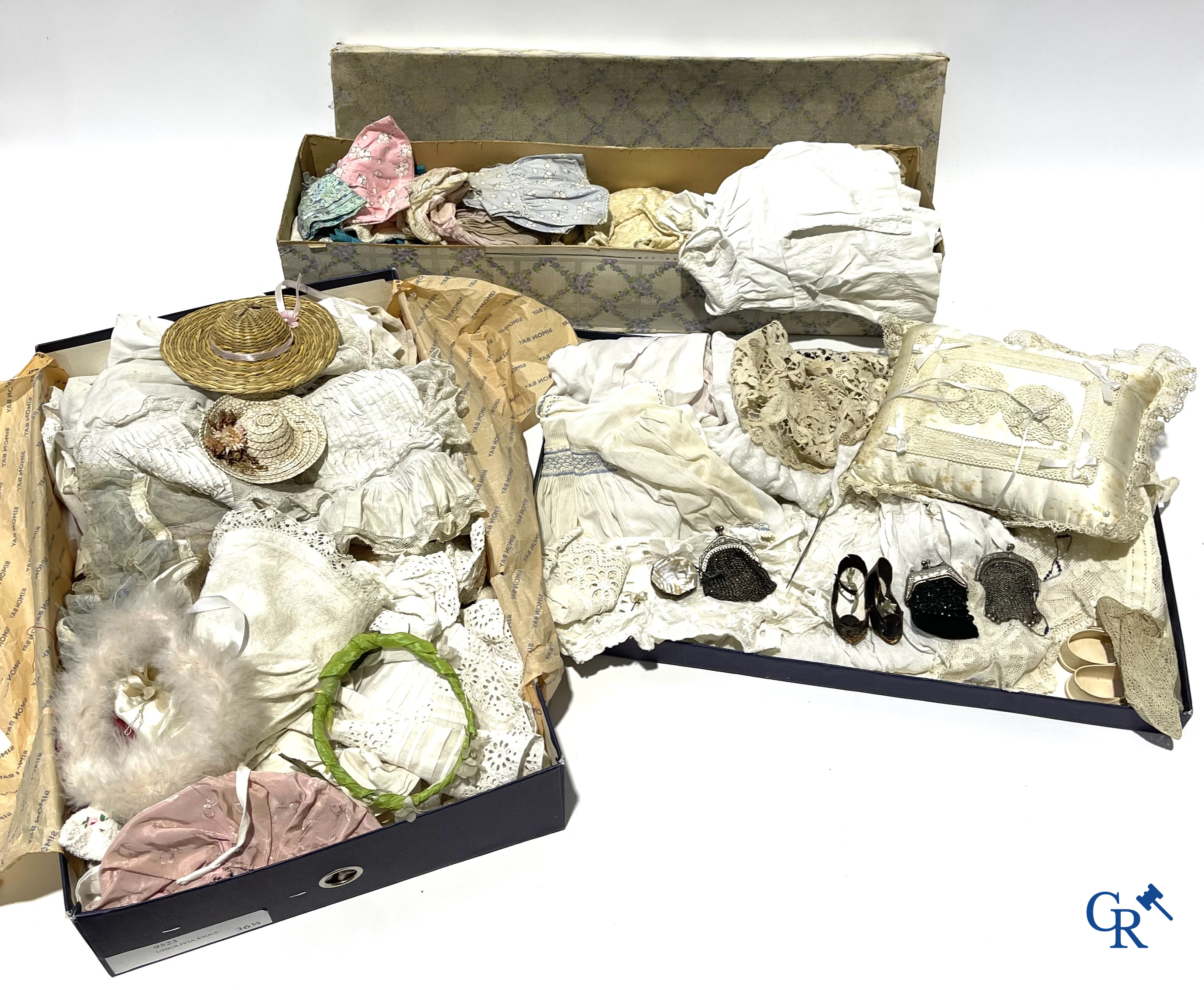 Old toys, a lot of 4 antique dolls with porcelain head, doll attributes, clothes and others.