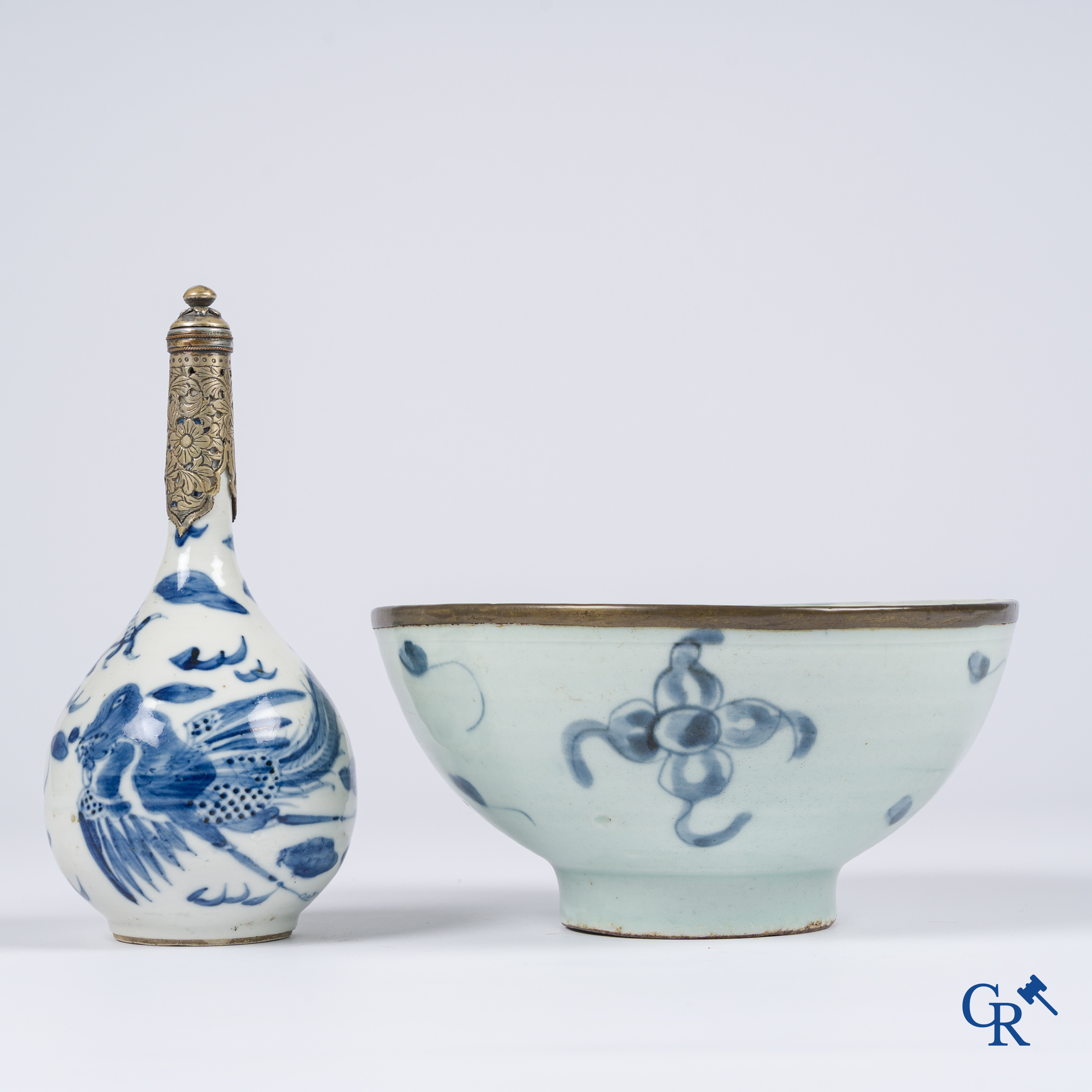 Aziatica, een Chinese "Blue de Hue" vaas met montuur voor de Vietnamese markt,<br />
een kom met drakendecor toegevoegd.
