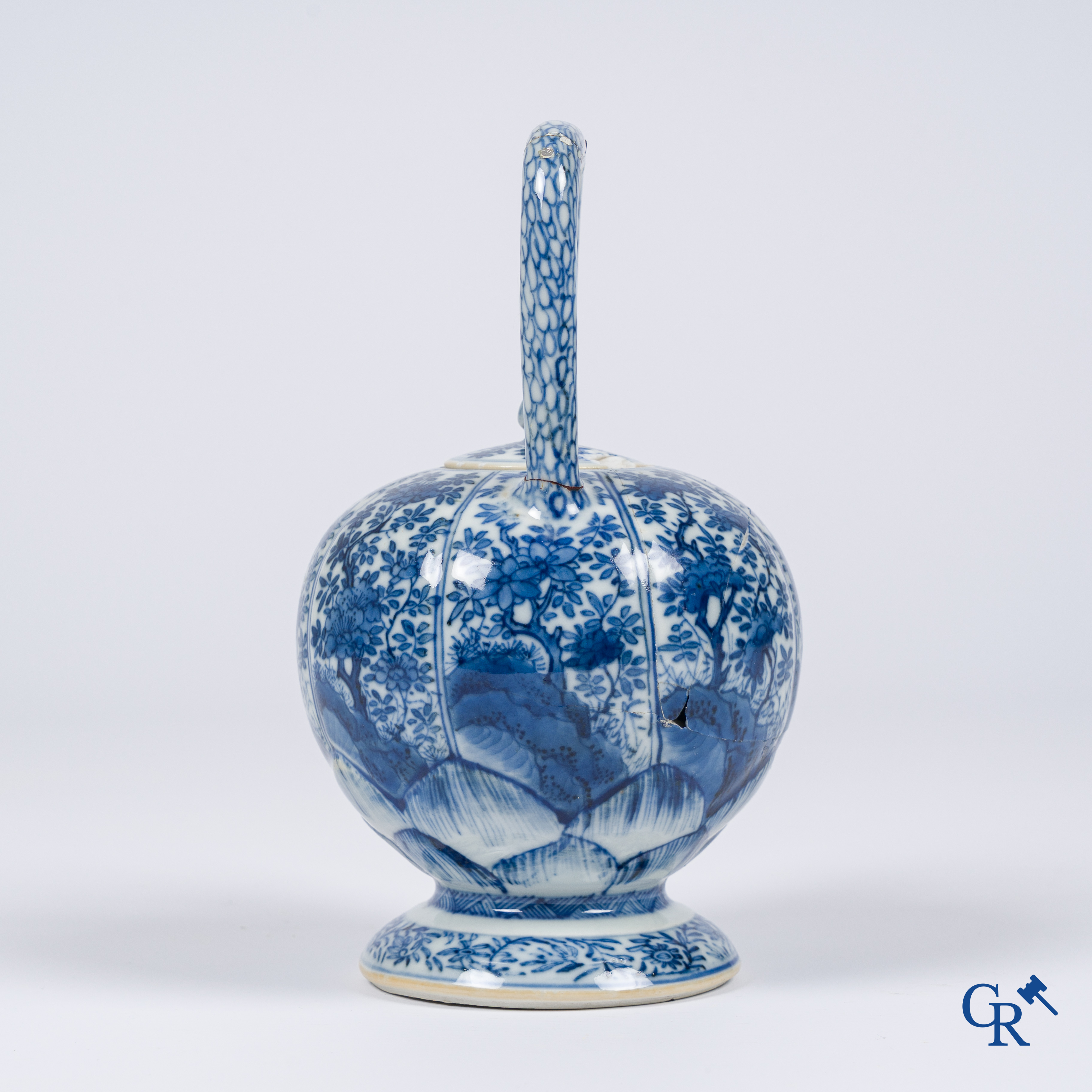 Asian Art, Chinese porcelain. A Chinese blue and white teapot with lid. Kangxi.