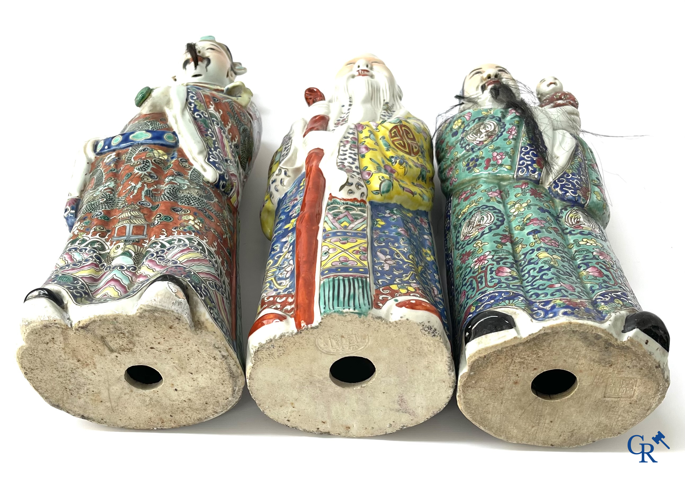 Art Asiatique, porcelaine chinoise. 3 figures d'immortels en porcelaine famille rose. 19ème siècle.