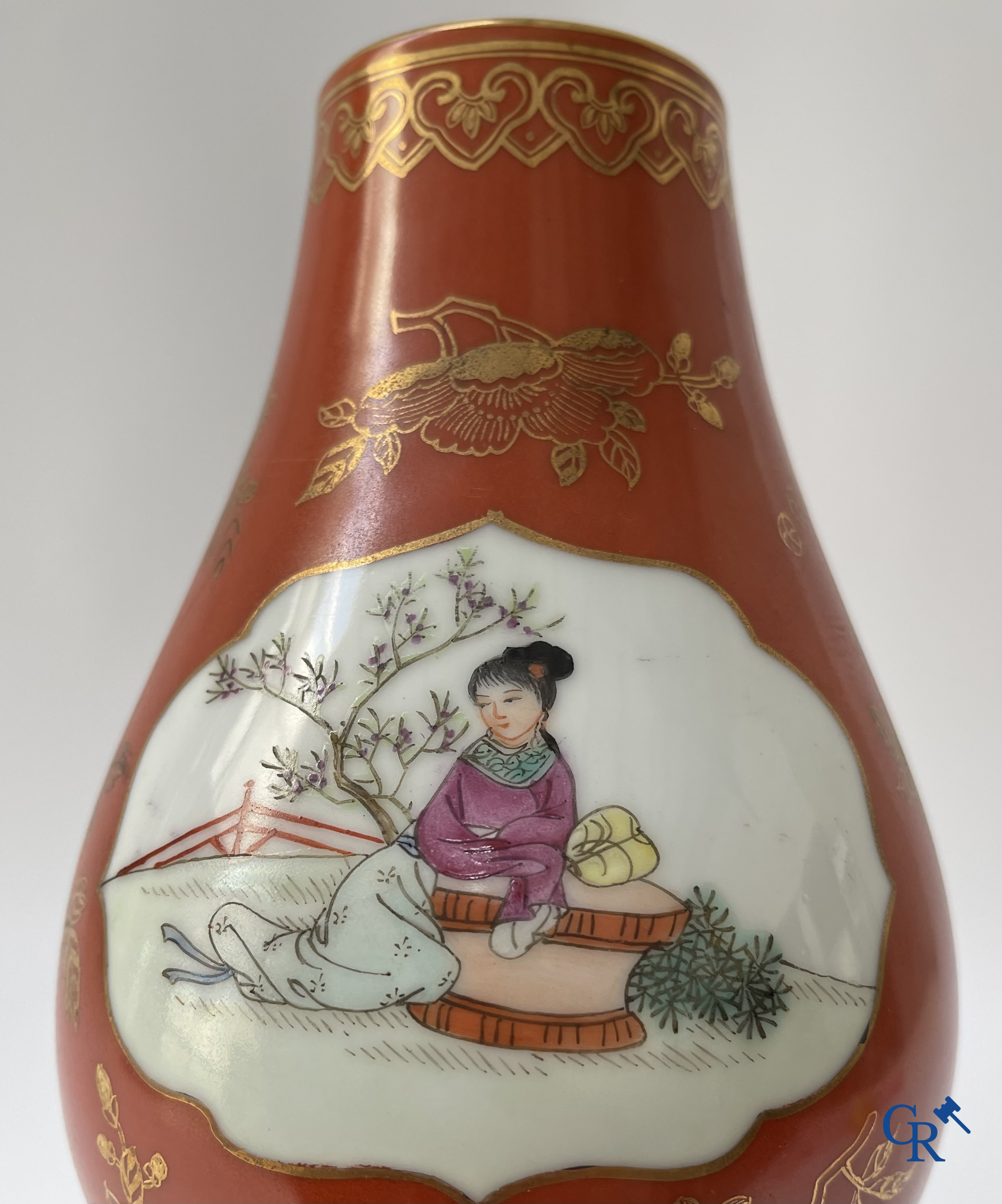 Aziatica, Chinees porselein. Een Chinese vaas met personages. Met zegelmerk. 20ste eeuw.