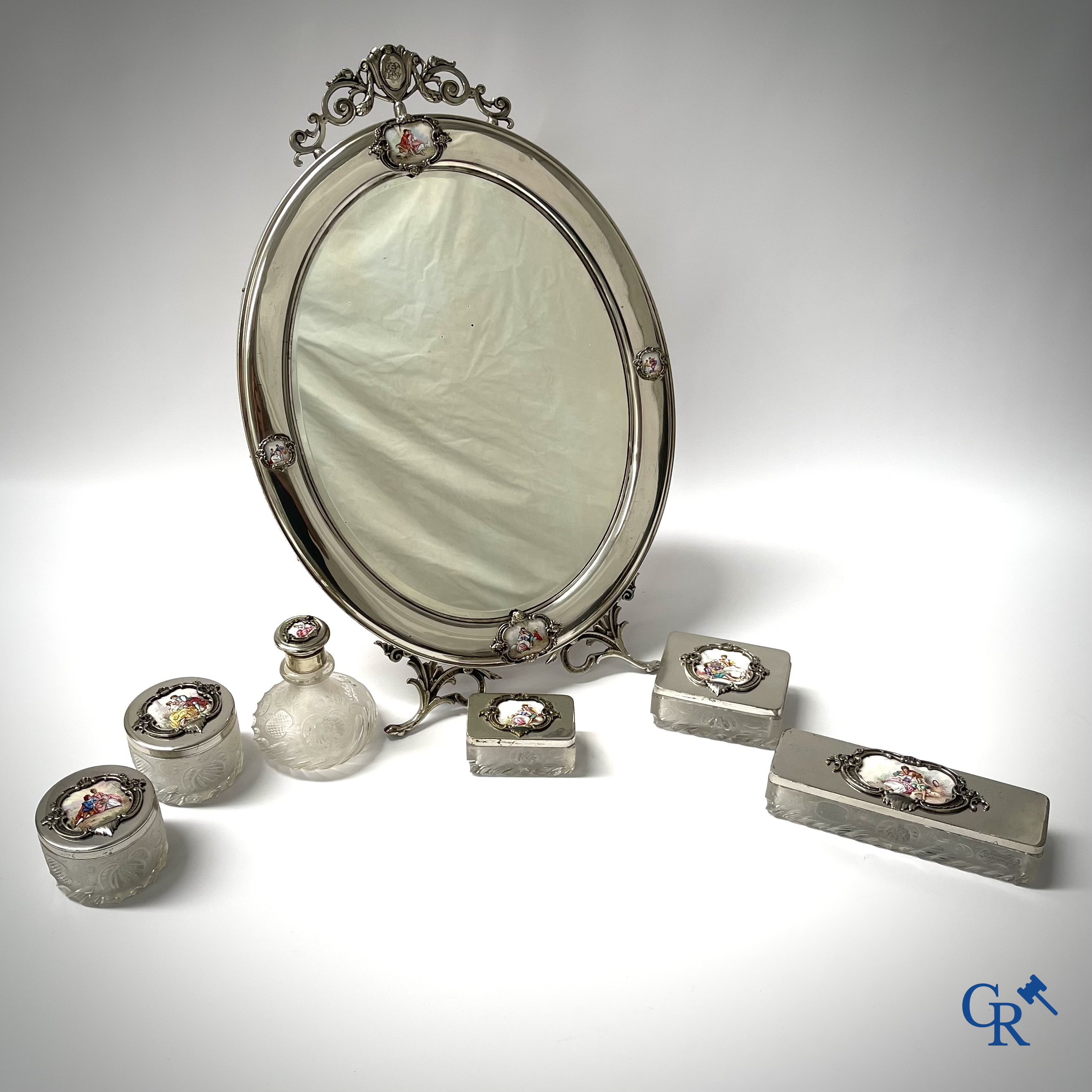 Un ensemble de toilette 7 pièces en métal argenté, cristal finement taillé et plaques émaillées.