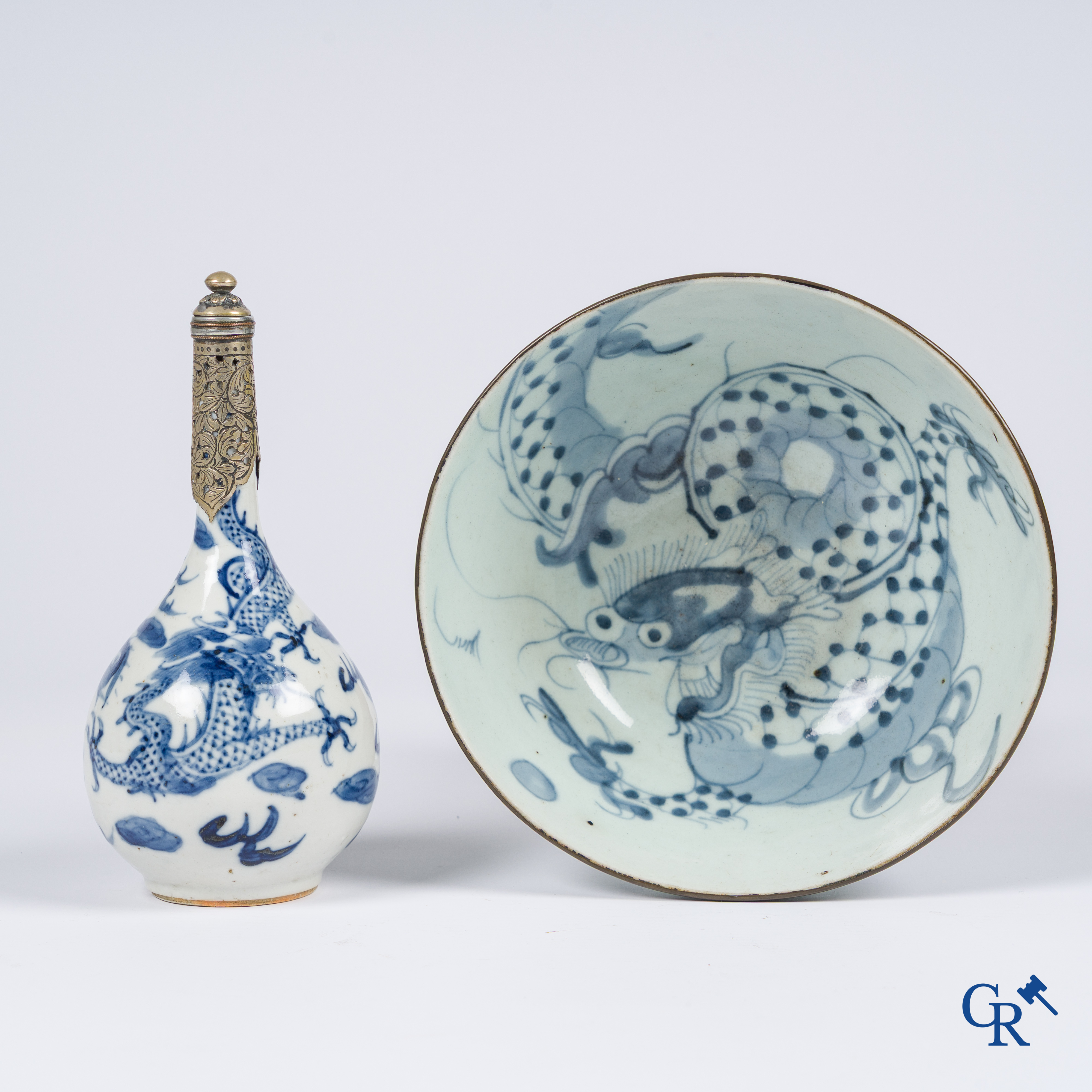 Aziatica, een Chinese "Blue de Hue" vaas met montuur voor de Vietnamese markt,<br />
een kom met drakendecor toegevoegd.