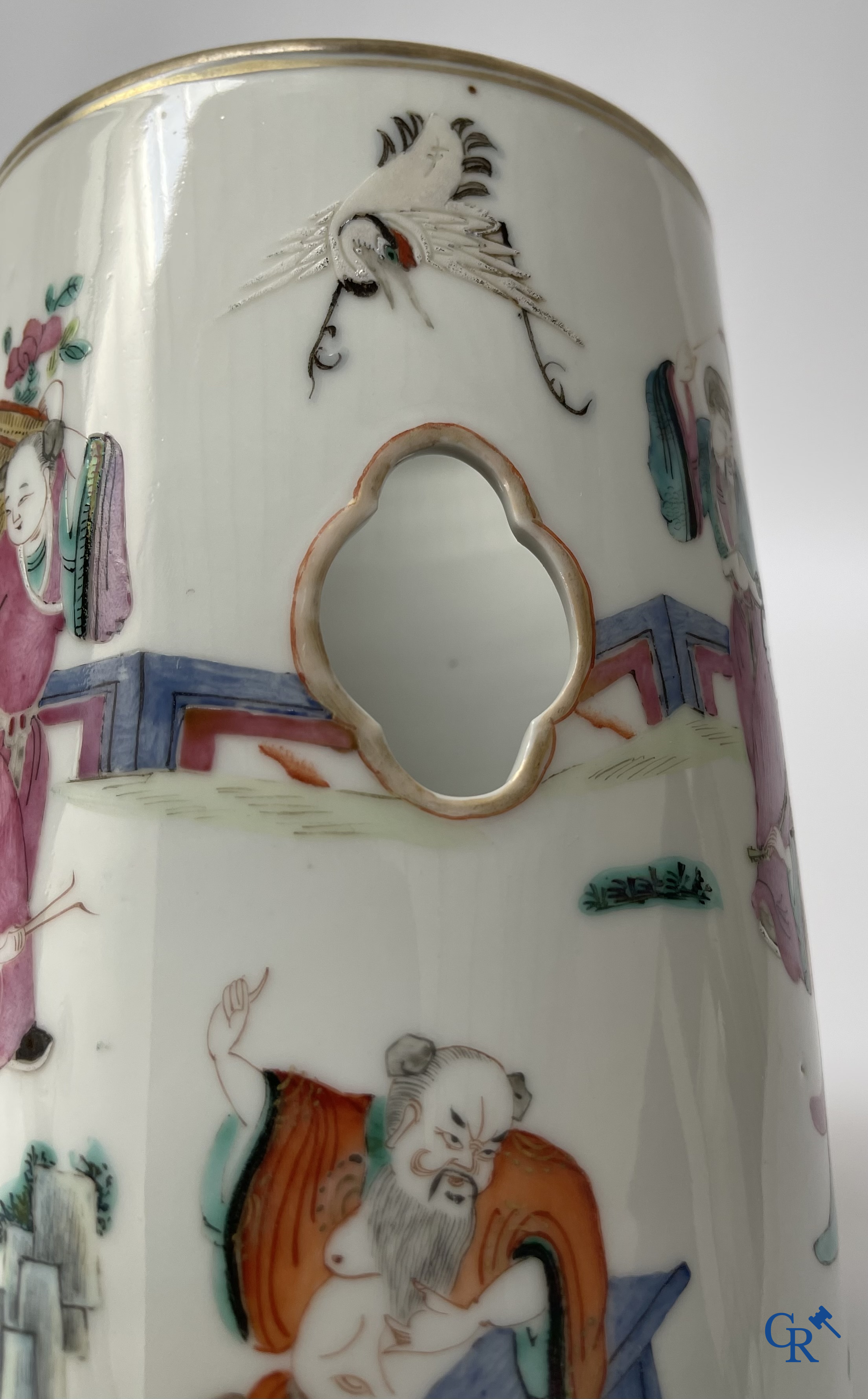 Aziatica, Chinees porselein. Een Chinese famille rose hoeden staander. Gemerkt. 19de eeuw.