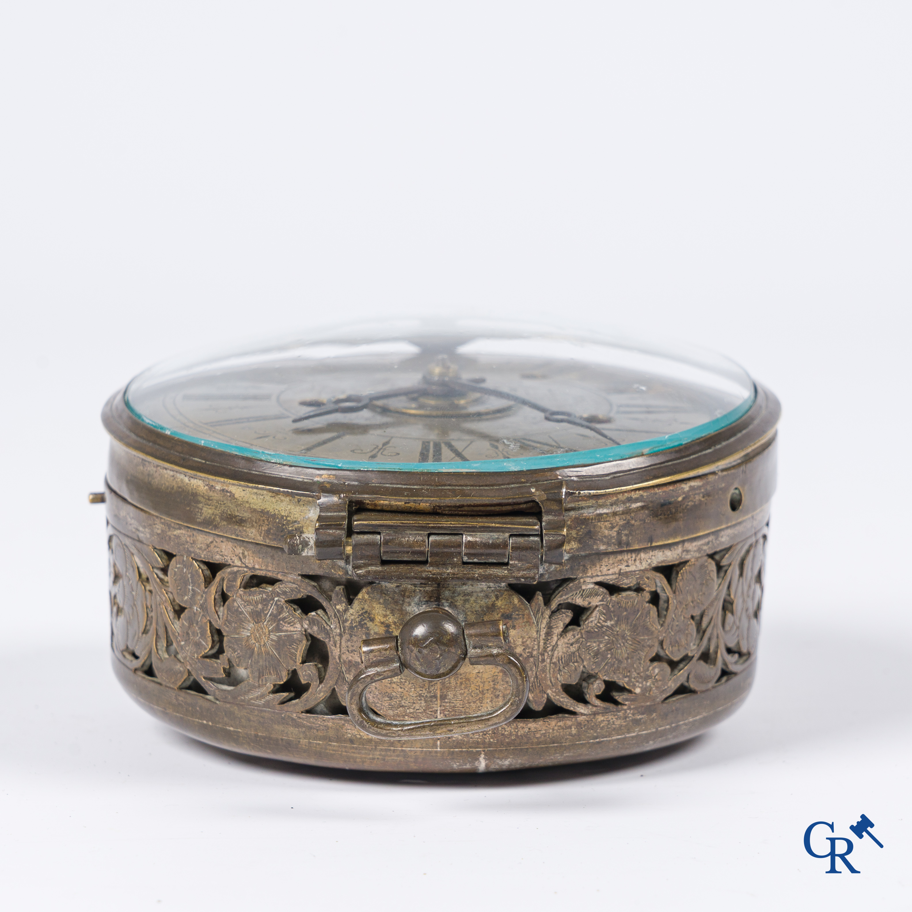 Horlogerie. Montre de carosse. Grande montre de carosse avec boîtier gravé et perforé. France XVIIe siècle.