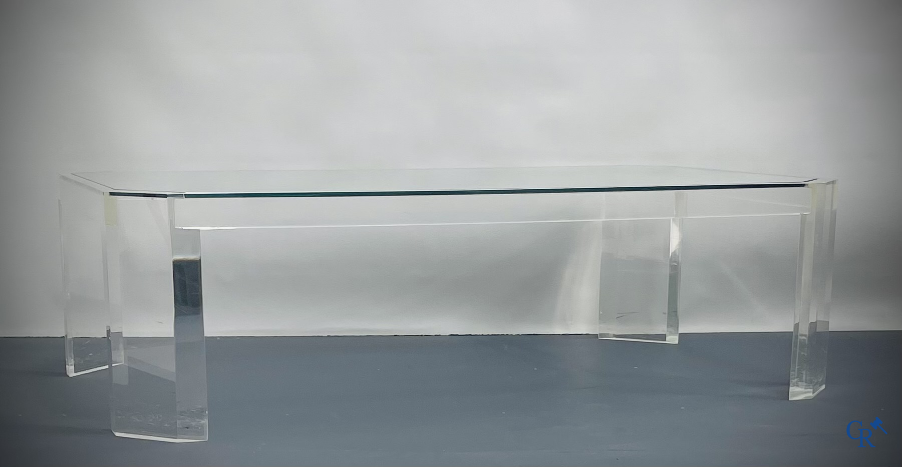 A coffee table in plexiglass with a glass tablet. Around 1980.