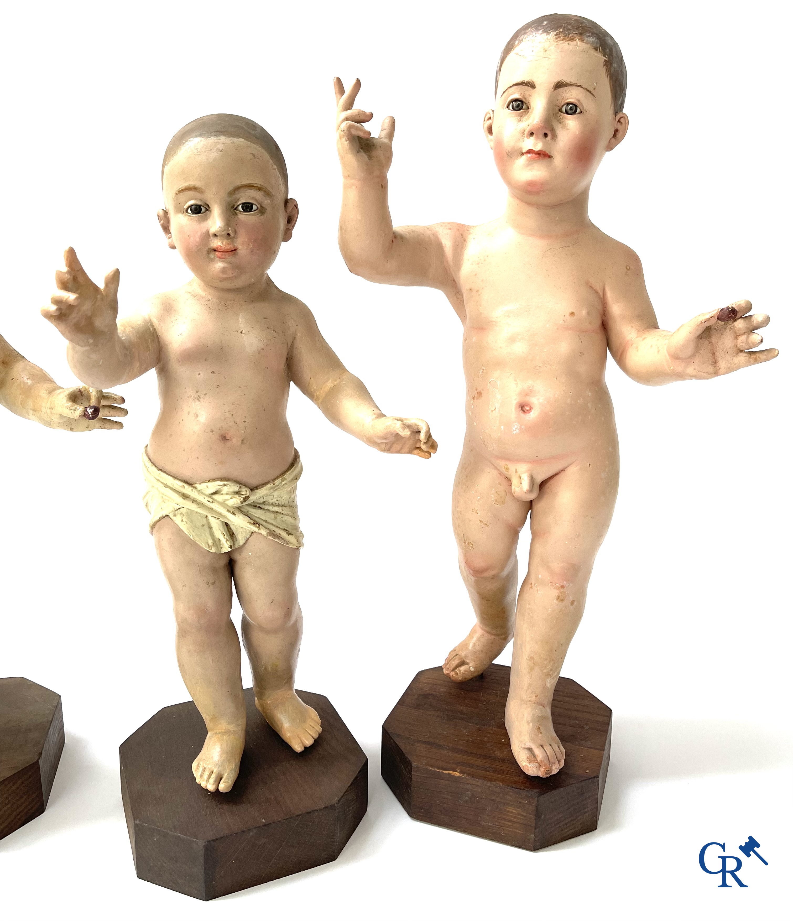 3 gesculpteerde en gepolychromeerde houten voorstellingen van Jezus als kind. 18e - 19e eeuw.