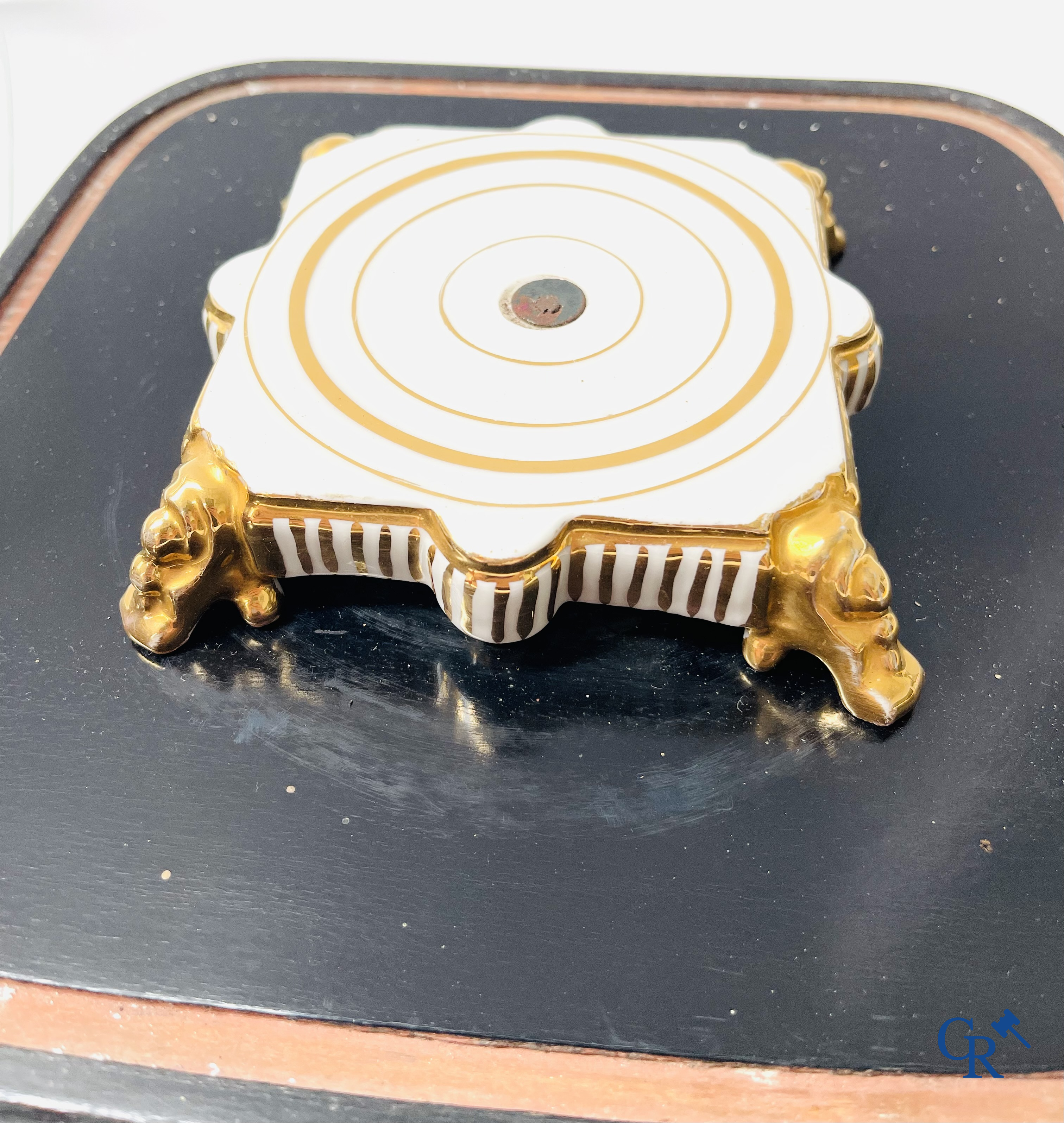 2 glass domes with a bridal bouquet on a cushion with a foot in gilded metal and a foot in Paris porcelain.