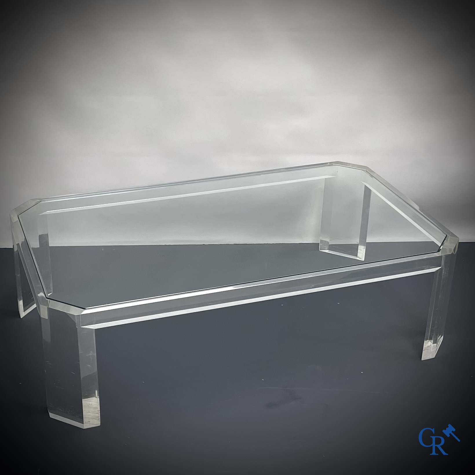 A coffee table in plexiglass with a glass tablet. Around 1980.