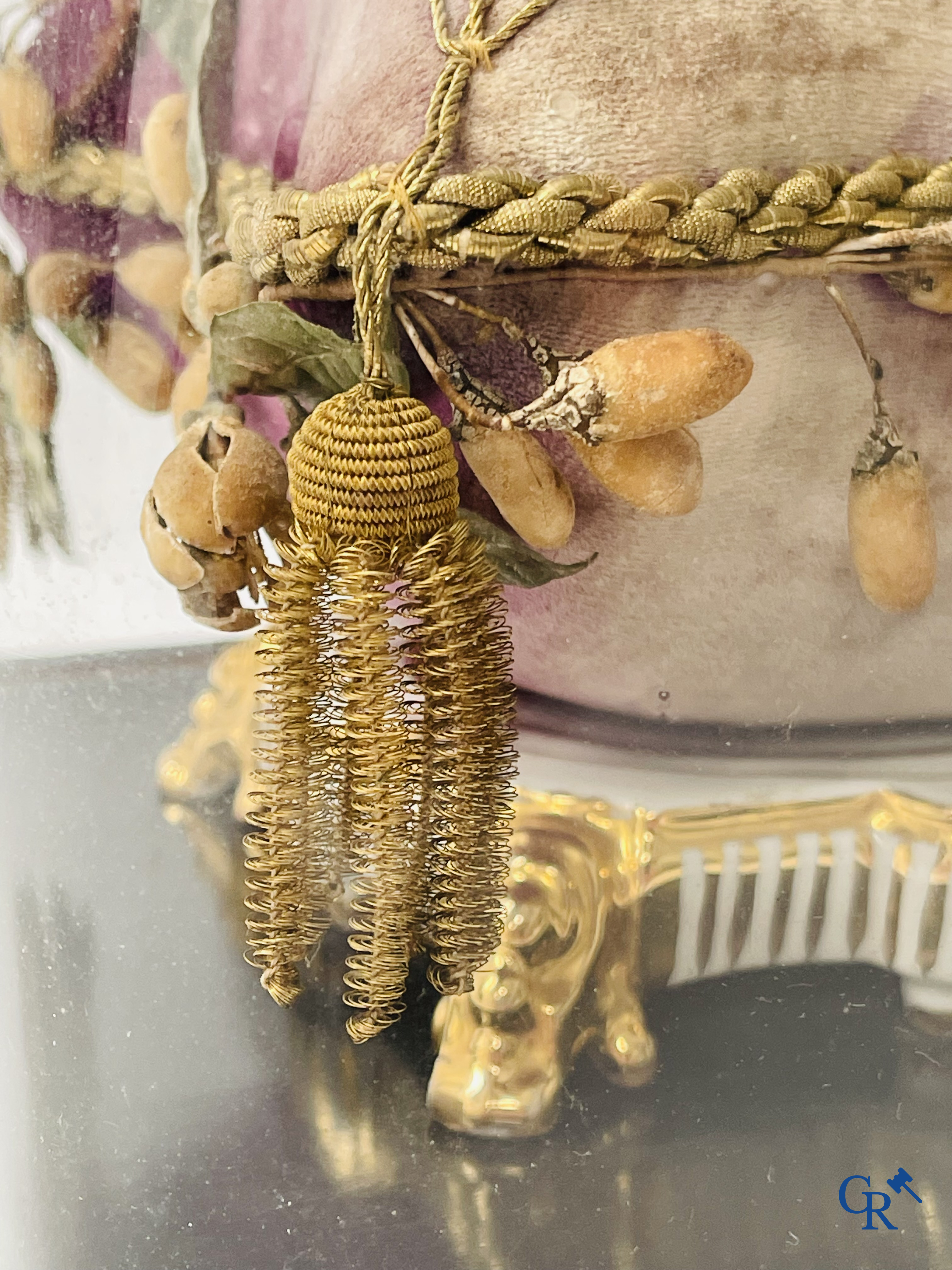 2 glass domes with a bridal bouquet on a cushion with a foot in gilded metal and a foot in Paris porcelain.