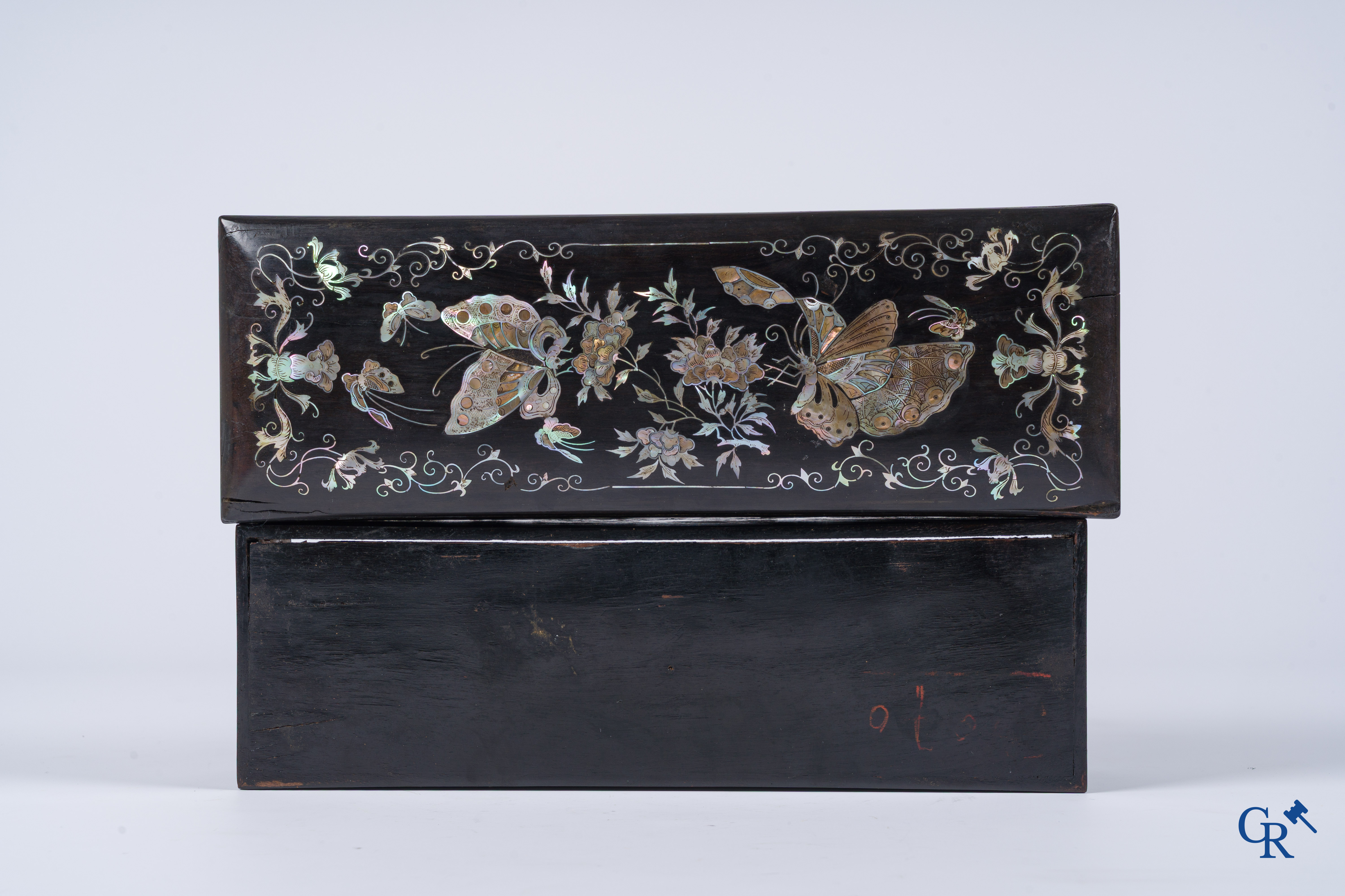 Aziatica, een Vietnamese met parelmoer ingelegde houten dekseldoos. 19e eeuw.